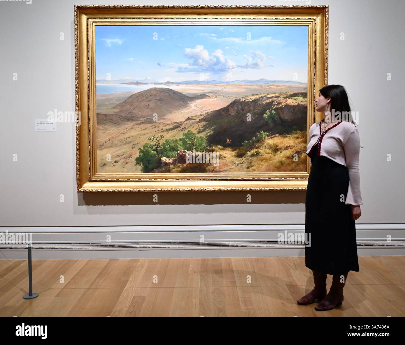 Die erste britische Ausstellung von Mexikos beliebtem Künstler José María Velasco. Velasco, der im 19. Jahrhundert in Mexiko arbeitete, war ein Mann von vielen Interessen. Er war fasziniert von den Fortschritten in der Geologie, der Archäologie seines Heimatlandes, der Erforschung der lokalen Flora und der zunehmenden Industrialisierung. Er malte die weitläufigen Landschaften des Tals von Mexiko, der Heimat des modernen Mexico City, mit exquisiten Details. Sein beeindruckender Panoramablick auf das Tal offenbart Anspielungen auf Mexikos historische Vergangenheit und seine sich schnell modernisierende Gegenwart. Stockfoto