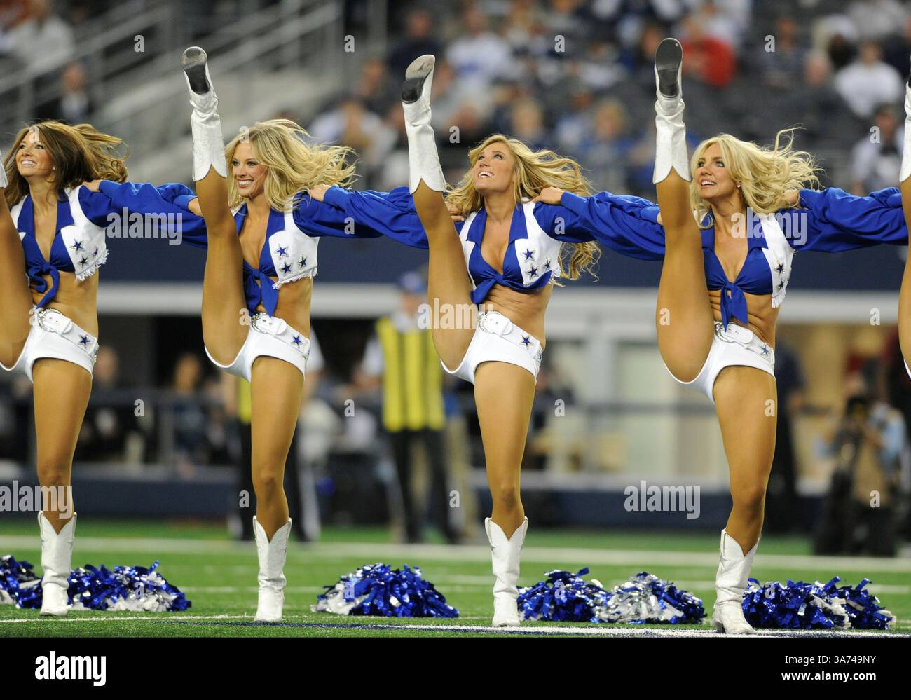 21. Dezember 2014: Die Dallas Cowboys-Cheerleader treten während eines NFL-Fußballspiels zwischen den Indianapolis Colts und den Dallas Cowboys im AT&T Stadium in Arlington auf, TX Dallas besiegte Indianapolis 42-7 und holte die NFC East Championship (Credit Image: © Albert Pena/Cal Sport Media/ZUMAPRESS.com) Stockfoto