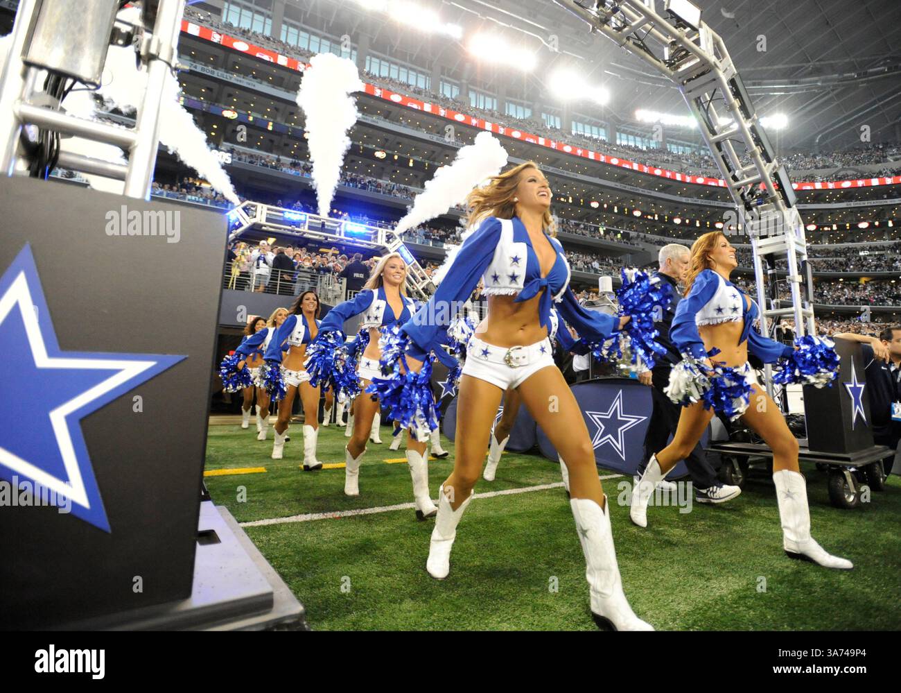 21. Dezember 2014: Die Dallas Cowboys-Cheerleader treten während eines NFL-Fußballspiels zwischen den Indianapolis Colts und den Dallas Cowboys im AT&T Stadium in Arlington auf, TX Dallas besiegte Indianapolis 42-7 und holte die NFC East Championship (Credit Image: © Albert Pena/Cal Sport Media/ZUMAPRESS.com) Stockfoto