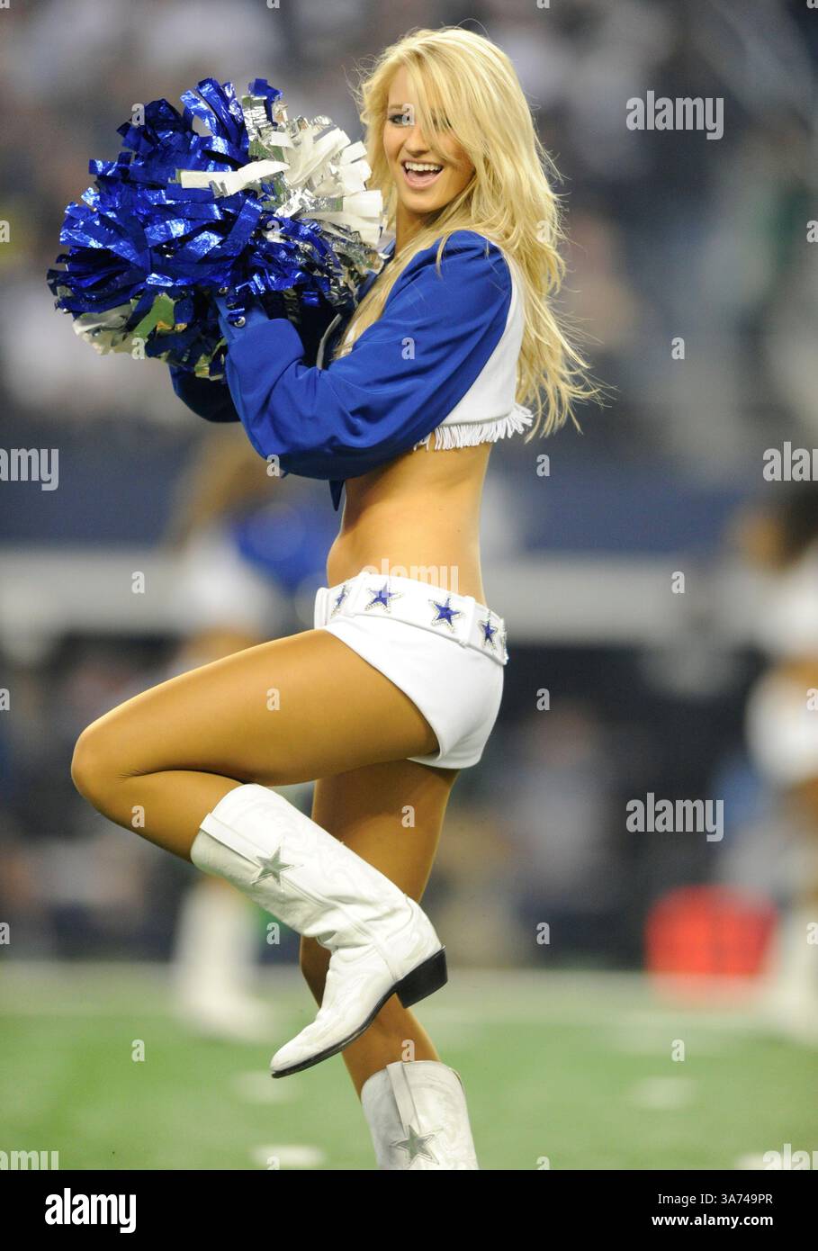 21. Dezember 2014: Die Dallas Cowboys-Cheerleader treten während eines NFL-Fußballspiels zwischen den Indianapolis Colts und den Dallas Cowboys im AT&T Stadium in Arlington auf, TX Dallas besiegte Indianapolis 42-7 und holte die NFC East Championship (Credit Image: © Albert Pena/Cal Sport Media/ZUMAPRESS.com) Stockfoto