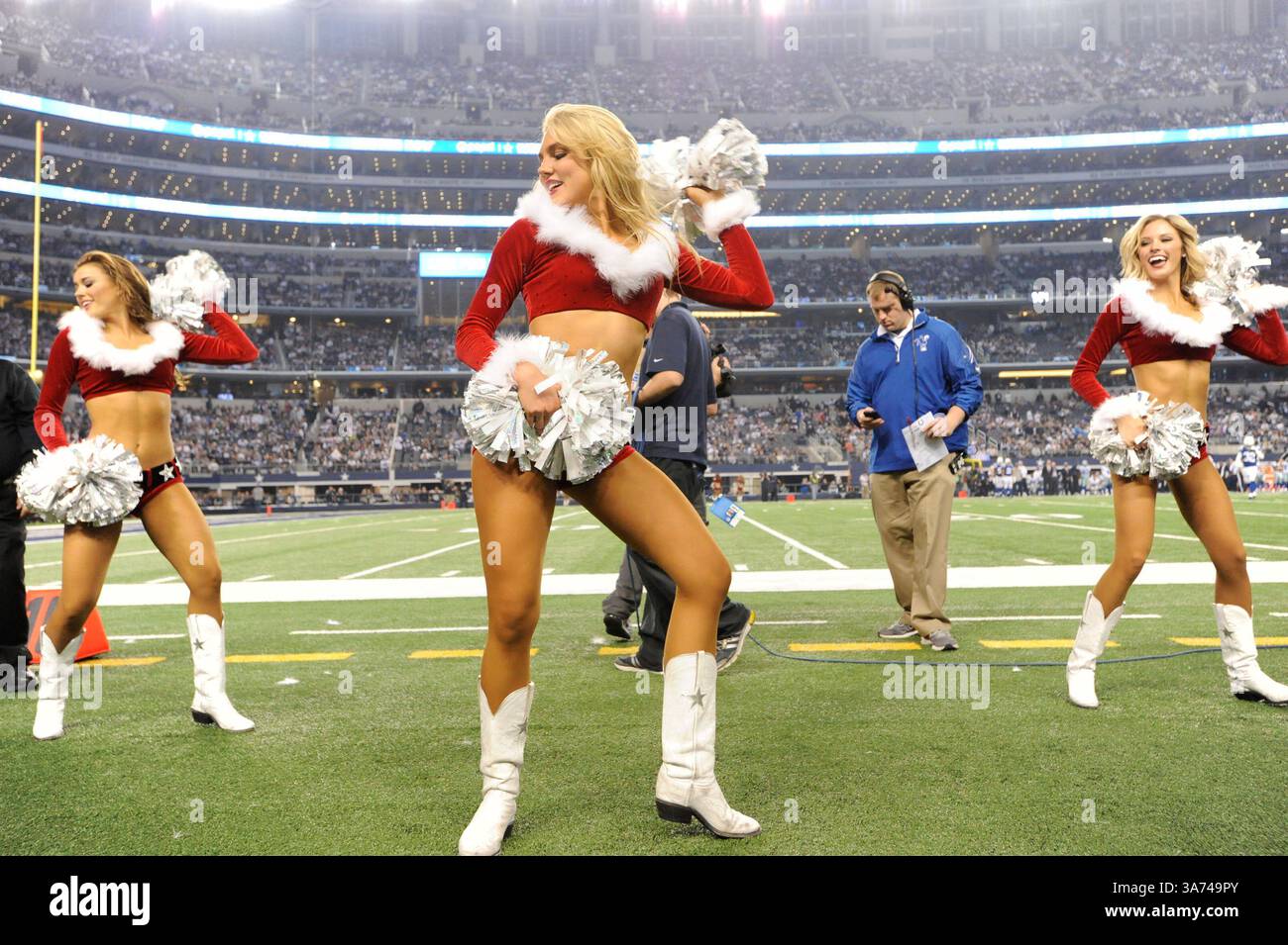 21. Dezember 2014: Die Dallas Cowboys-Cheerleader treten während eines NFL-Fußballspiels zwischen den Indianapolis Colts und den Dallas Cowboys im AT&T Stadium in Arlington auf, TX Dallas besiegte Indianapolis 42-7 und holte die NFC East Championship (Credit Image: © Albert Pena/Cal Sport Media/ZUMAPRESS.com) Stockfoto