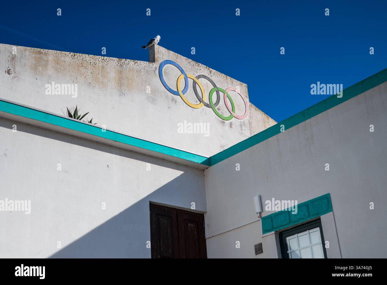 Schild mit den Olympischen Ringen, gemalt auf einem örtlichen Sportzentrum von Peniche Stockfoto
