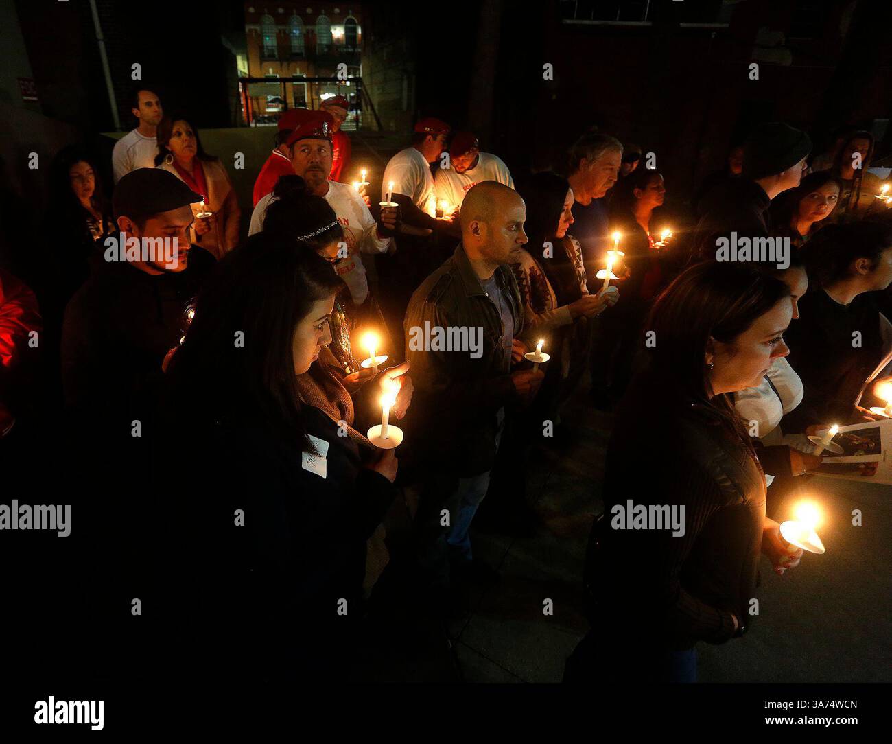 Februar 2015 - City, Florida, USA - OCTAVIO JONES | Times . Familie und Freunde von Apryl Foster, einem 33-Jährigen, der letzten Donnerstag in einer Bar in Ybor City vermisst wurde, versammelten sich am Mittwoch, den 18. Februar 2015, zu einer Mahnwache bei Kerzenschein vor der entsprechenden Kirche in Ybor City. (Foto: © Octavio Jones/Tampa Bay Times/ZUMA Wire) Stockfoto