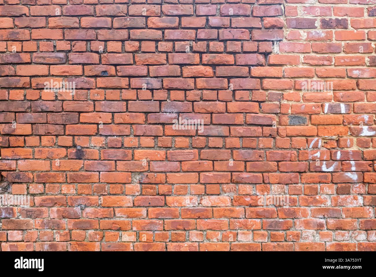 Sehr alte, handgefertigte Ziegelmauer Stockfoto