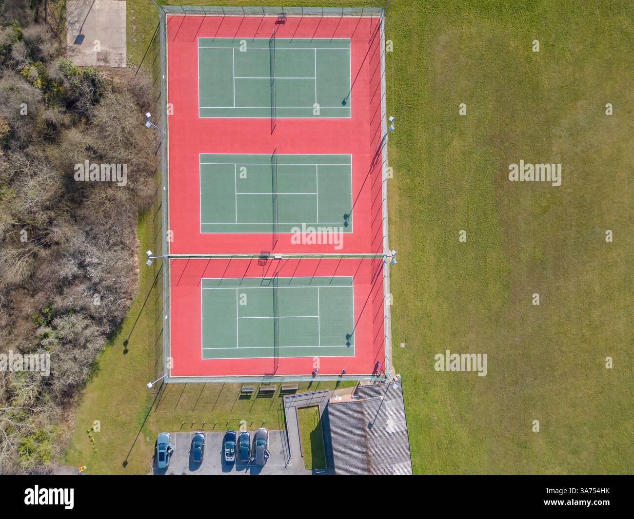 Blick aus der Vogelperspektive auf den East Hoathly Park und die Tennisplätze in East sussex Stockfoto