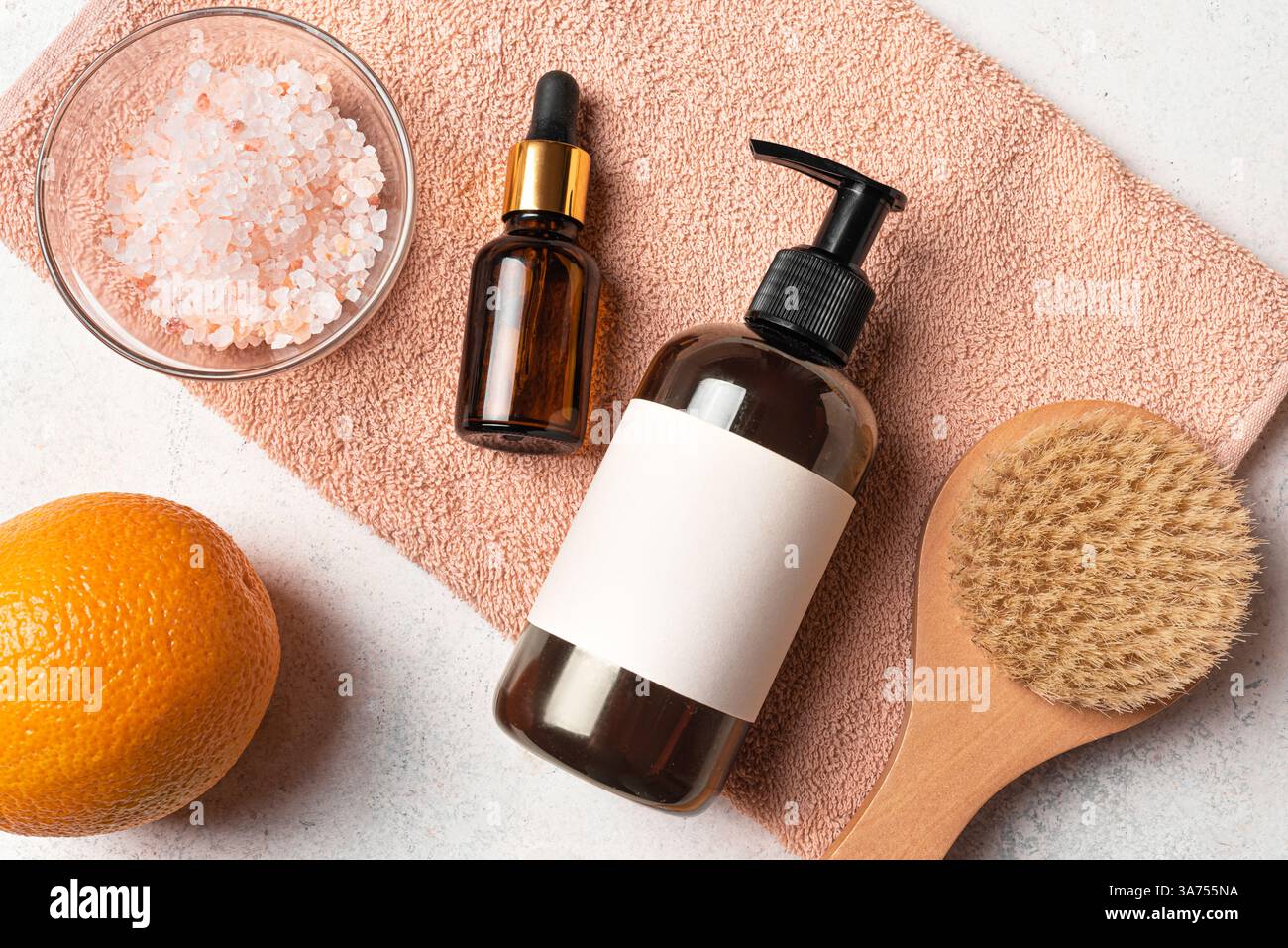 Spa-Behandlungskonzept, flache Anlage mit natürlichen Kosmetikprodukten, Massagebürste und Orangenobst, Blick von oben. Anti-Cellulite und Detox Körperpflege, Trockenmasse Stockfoto