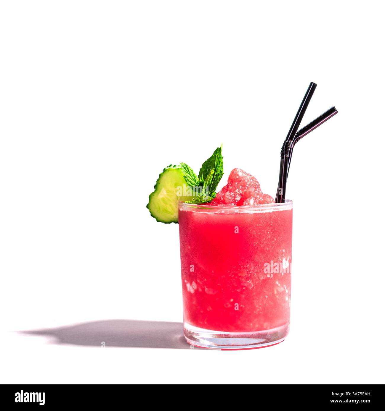 Wassermelonen-Slushie oder Granita-Cocktail mit Minze- und Gurkenscheibe isoliert auf weißem Hintergrund, Designelement. Erfrischendes kaltes, im Sommer rasiertes Eis b Stockfoto
