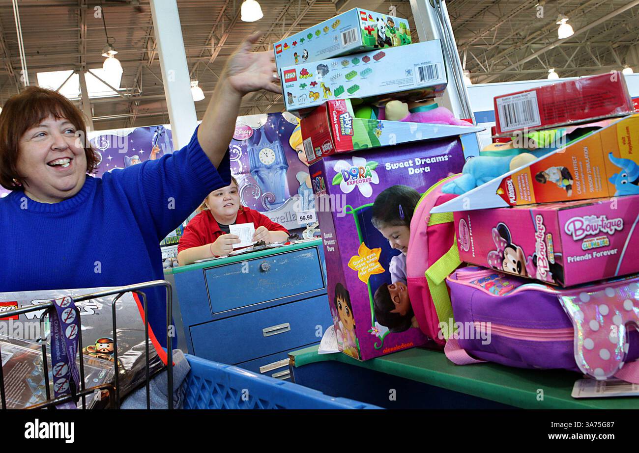 11. Oktober 2012 - Sunset Hills, MO, USA - Mary Miley aus Valley Park stellt Weihnachtsgeschenke für Enkelkinder am Donnerstag, den 11. Oktober 2012 im Toys R US in Sunset Hills, Missouri, auf den Tisch. Miley, der sie in bar auszahlt, hat zwei Layaways im Laden. „Ich fange normalerweise im Juli an“, sagte Miley und lächelte, als sie vier Enkel und drei Urnichten und Neffen kaufte. ''Ich beginne zu spät. (Kreditbild: © Robert Cohen/MCT/ZUMAPRESS.com) Stockfoto