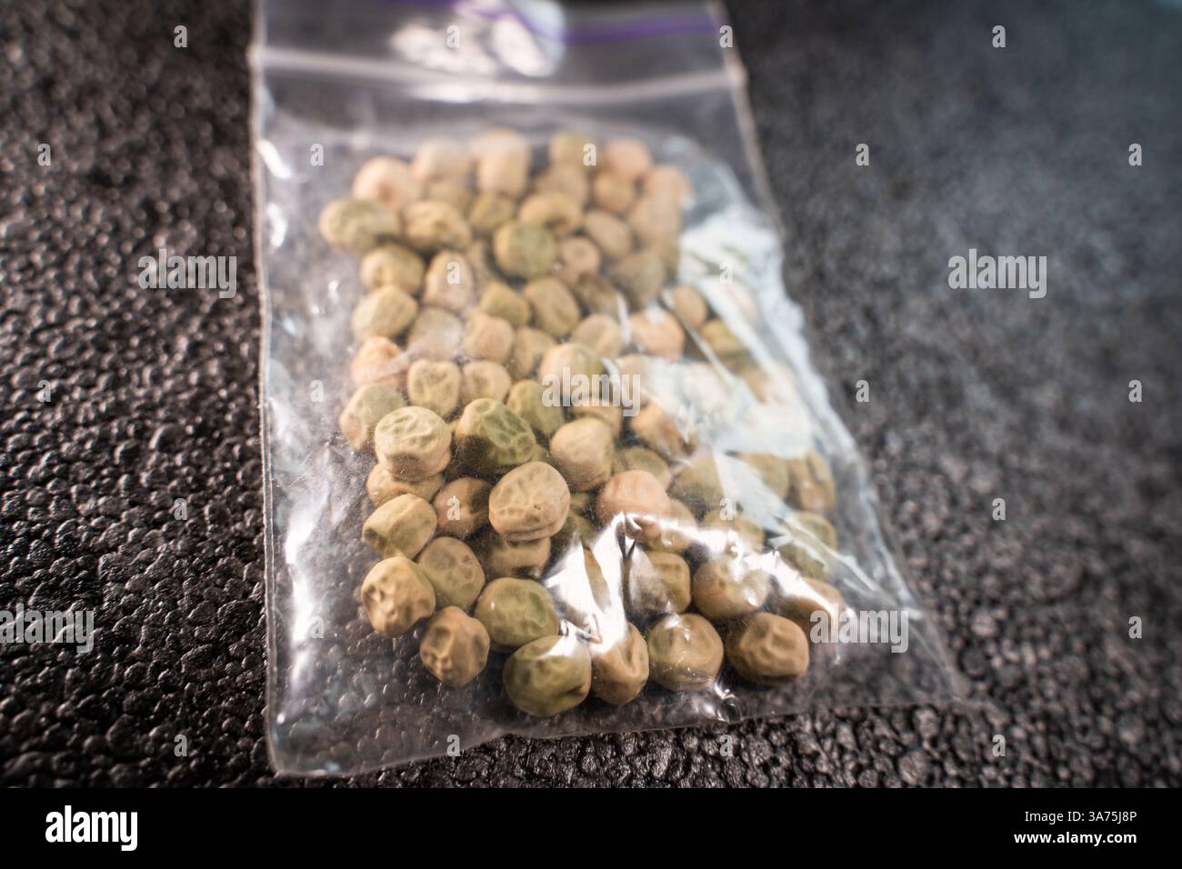 Erbsensamen in einer transparenten Kunststoffverpackung Nahaufnahme. Stockfoto