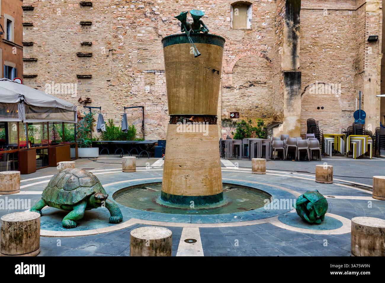 Der Brunnen zum Gedenken an die Gefallenen (Fontana in Memoria dei Caduti), auch bekannt als „Schildkrötenbrunnen“, ist ein zeitgenössisches Kunstwerk der Tschechischen Republik Stockfoto