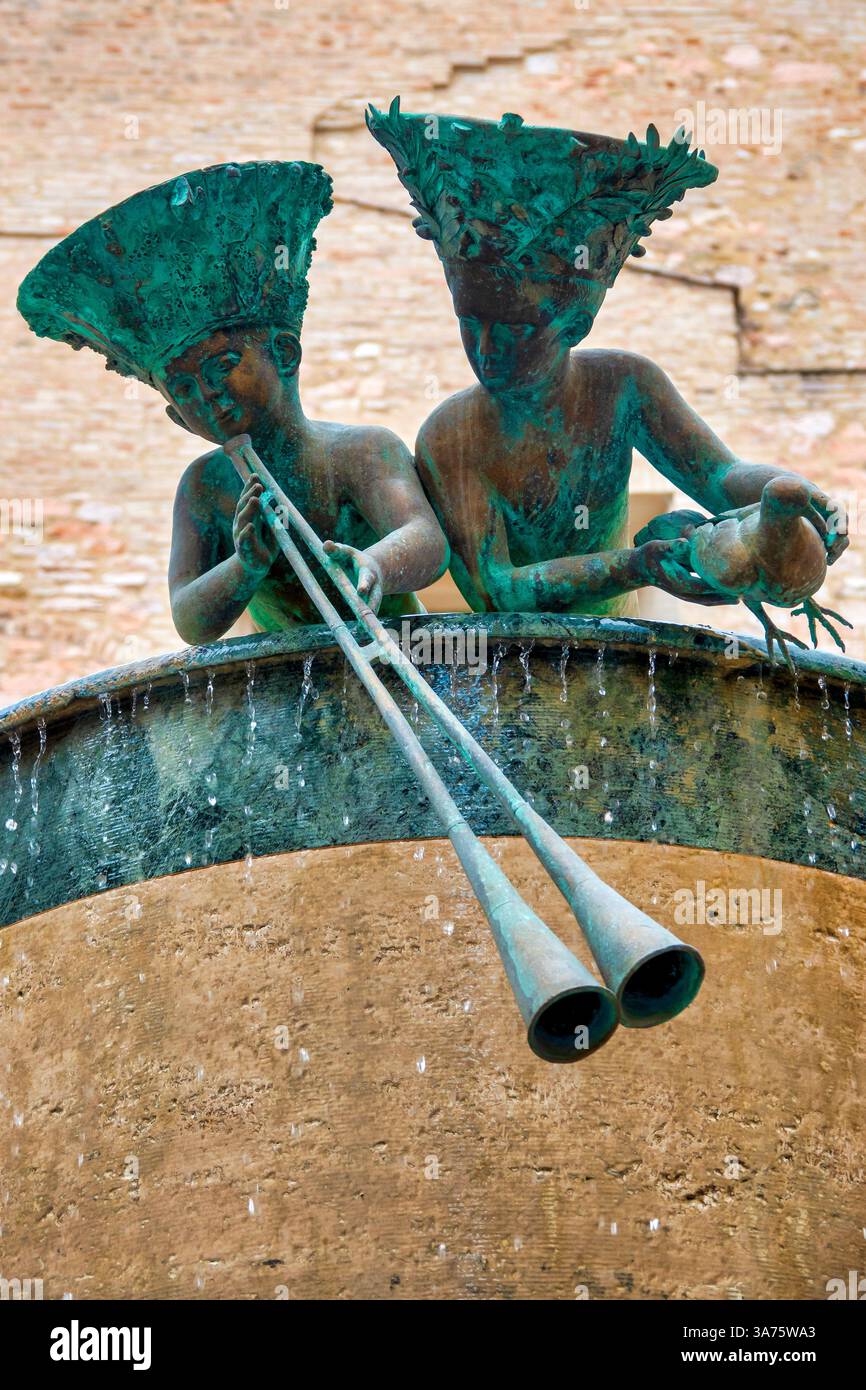 Ein Detail des Brunnens zum Gedenken an die Gefallenen (Fontana in Memoria dei Caduti) von Ivan Theimer auf der Piazza Don Minzoni, Foligno, Italien. Stockfoto