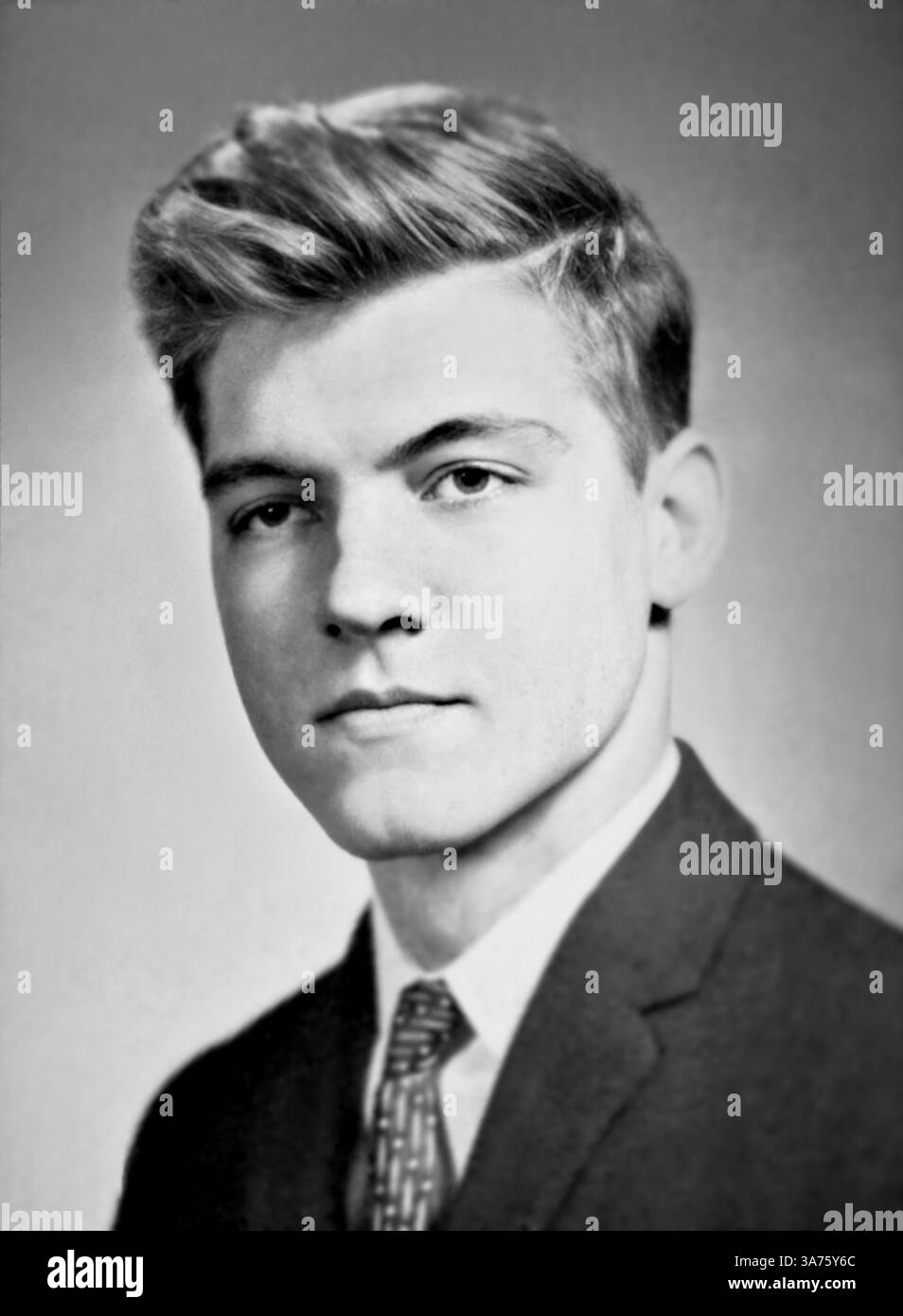 1959 c., Lombard, ILLINOIS, USA : der Serienmörder THEODORE KACZYNSKI ( John Ted, 1942–2023 ) als ein junger Mann im Alter von 17 Jahren aus dem JAHRBUCH der HIGH SCHOOL, bekannt als der UNABOMBER. Er war ein Wunderkind der Mathematik , verließ aber 1969 seine akademische Karriere, um einen zurückhaltenden primitiven Lebensstil zu verfolgen . Kaczynski ermordete zwischen 1978 und 1995 drei Menschen und verletzte 23 weitere bei einer landesweiten Briefbombenangriffskampagne gegen Menschen , von denen er glaubte , dass sie die moderne Technologie und die Zerstörung der natürlichen Umwelt vorantreiben . Unbekannter Fotograf.- Foto STORICHE - GESCHICHTE - SERIENMÖRDER - Port Stockfoto