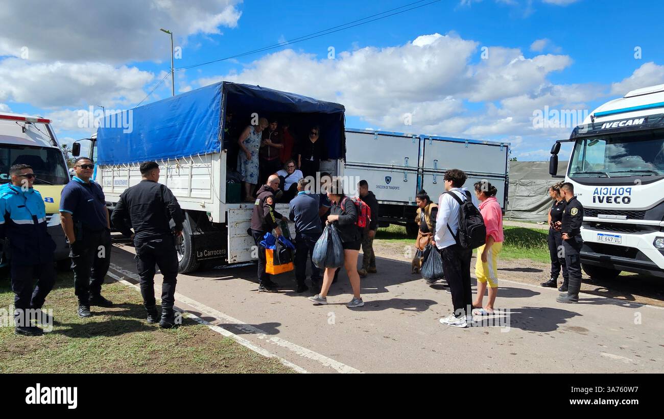 März 2025. Bahía Blanca, Buenos Aires, Argentinien, leidet unter tragischen Überschwemmungen, die die Stadt zerstört. Stockfoto