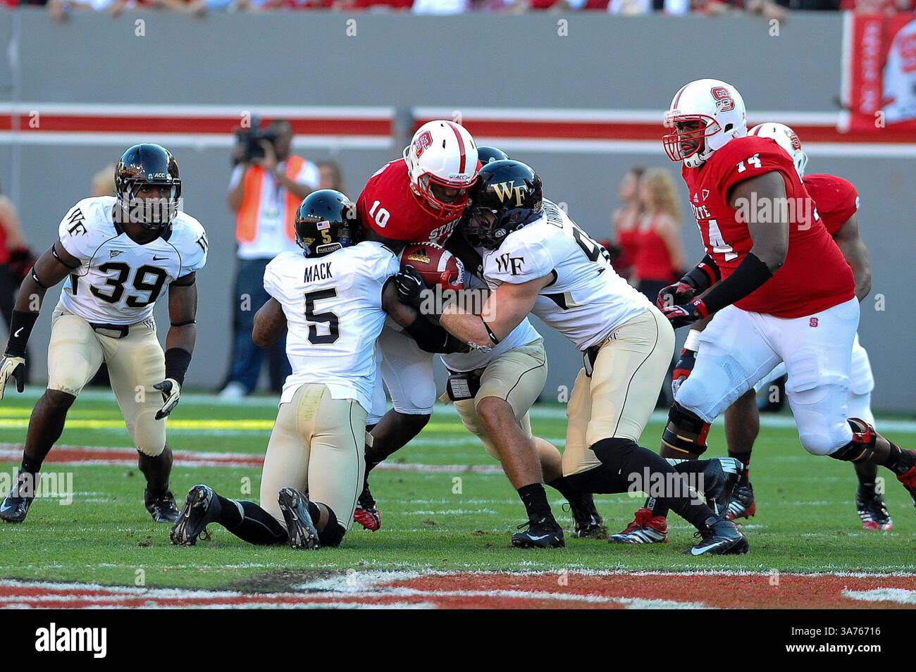 10. November 2012: Raleigh, North Carolina, USA – North Carolina State Wolfpack, der während des heutigen Spiels Shadrach Thornton (10) zurückläuft. NC State besiegt Wake Forest 37-6 im Carter-Finley Stadium in Raleigh, North Carolina. (Bild: © Anthony Barham/ZUMAPRESS.com) Stockfoto