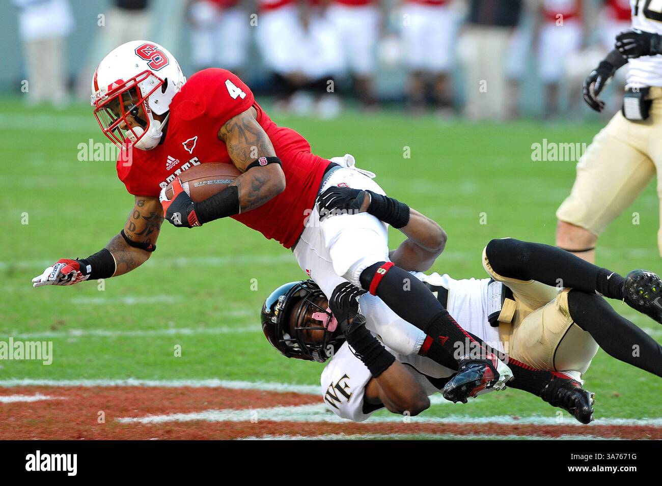 10. November 2012 - Raleigh, North Carolina, USA - North Carolina State Wolfpack Wide Receiver Tobais Palmer (4) und Wake Forest Demon Deacons Cornerback Allen Ramsey (15) während des heutigen Spiels. NC State besiegt Wake Forest 37-6 im Carter-Finley Stadium in Raleigh, North Carolina. (Bild: © Anthony Barham/ZUMAPRESS.com) Stockfoto