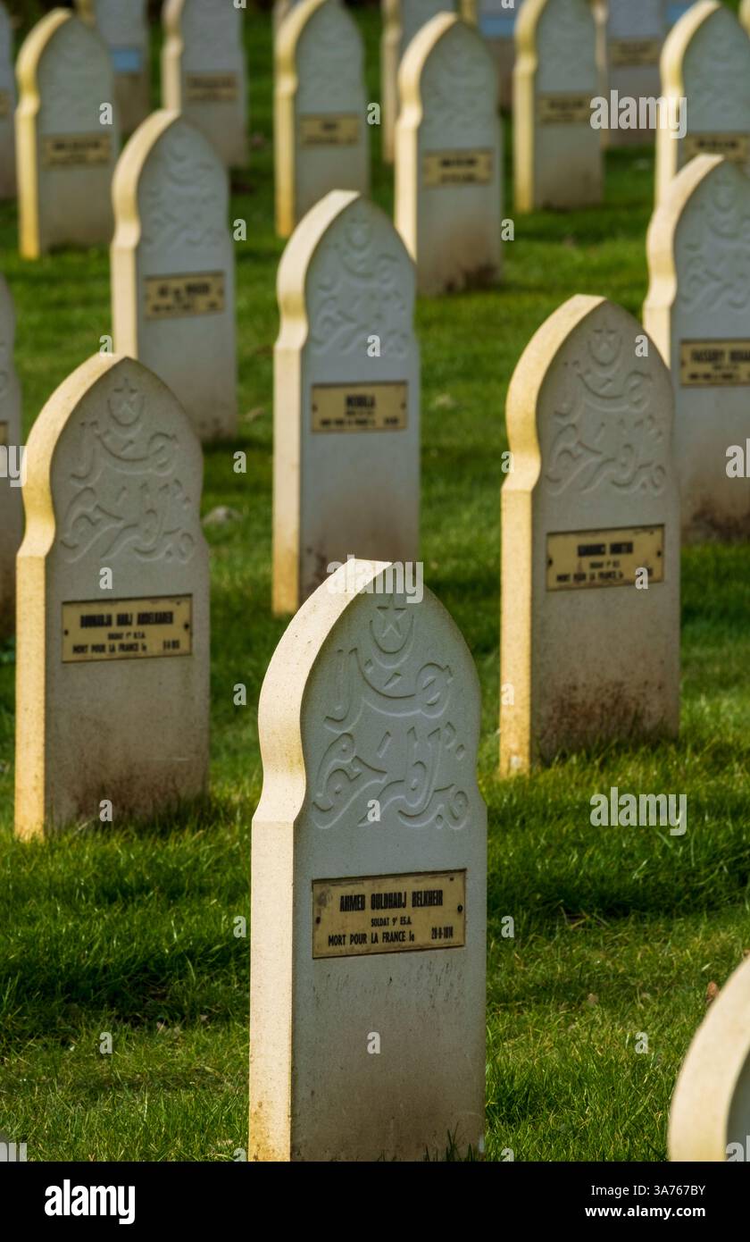 Muslimische Kriegsgräber in Notre Dame de Lorette, auch bekannt als Ablain St.-Nazaire französischer Militärfriedhof Stockfoto