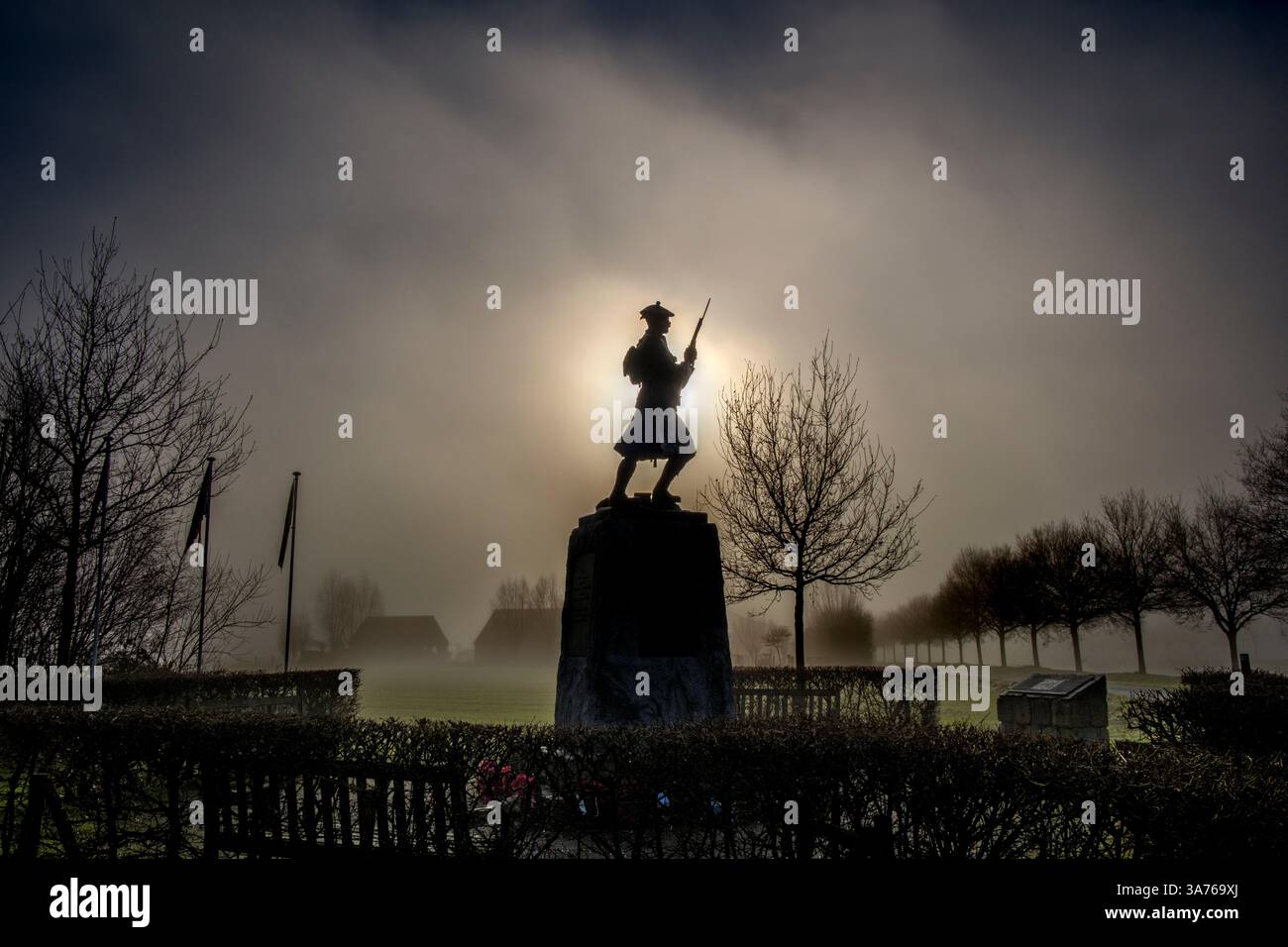 Black Watch Corner Memorial gegen nebelige Morgensonne in Polygon Wood, nahe Ypern, Belgien Stockfoto