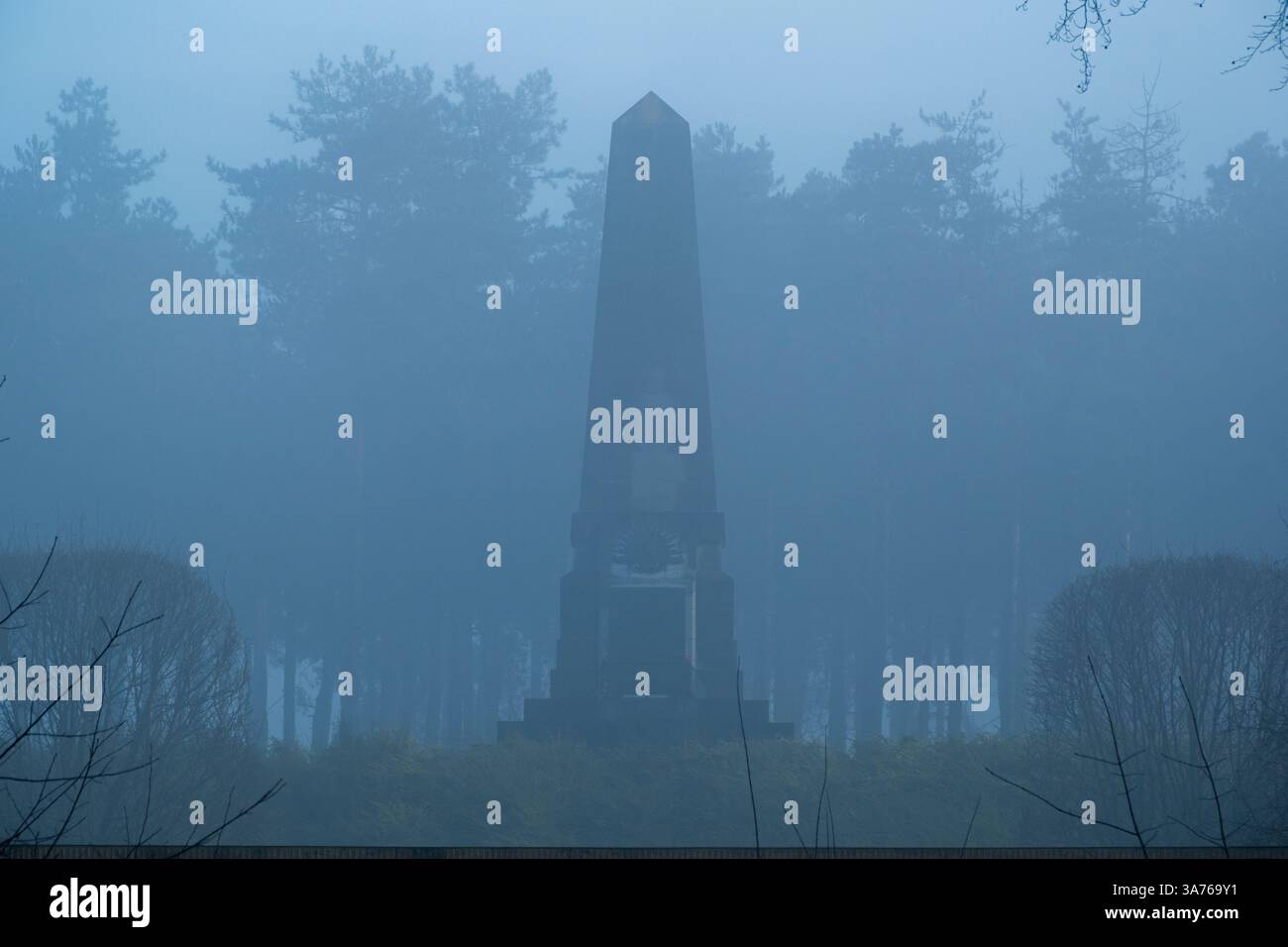 Australisches Memorial der 5. Division an einem Wintermorgen in Nebel gehüllt, Polygon Wood, Zonnebeke Stockfoto