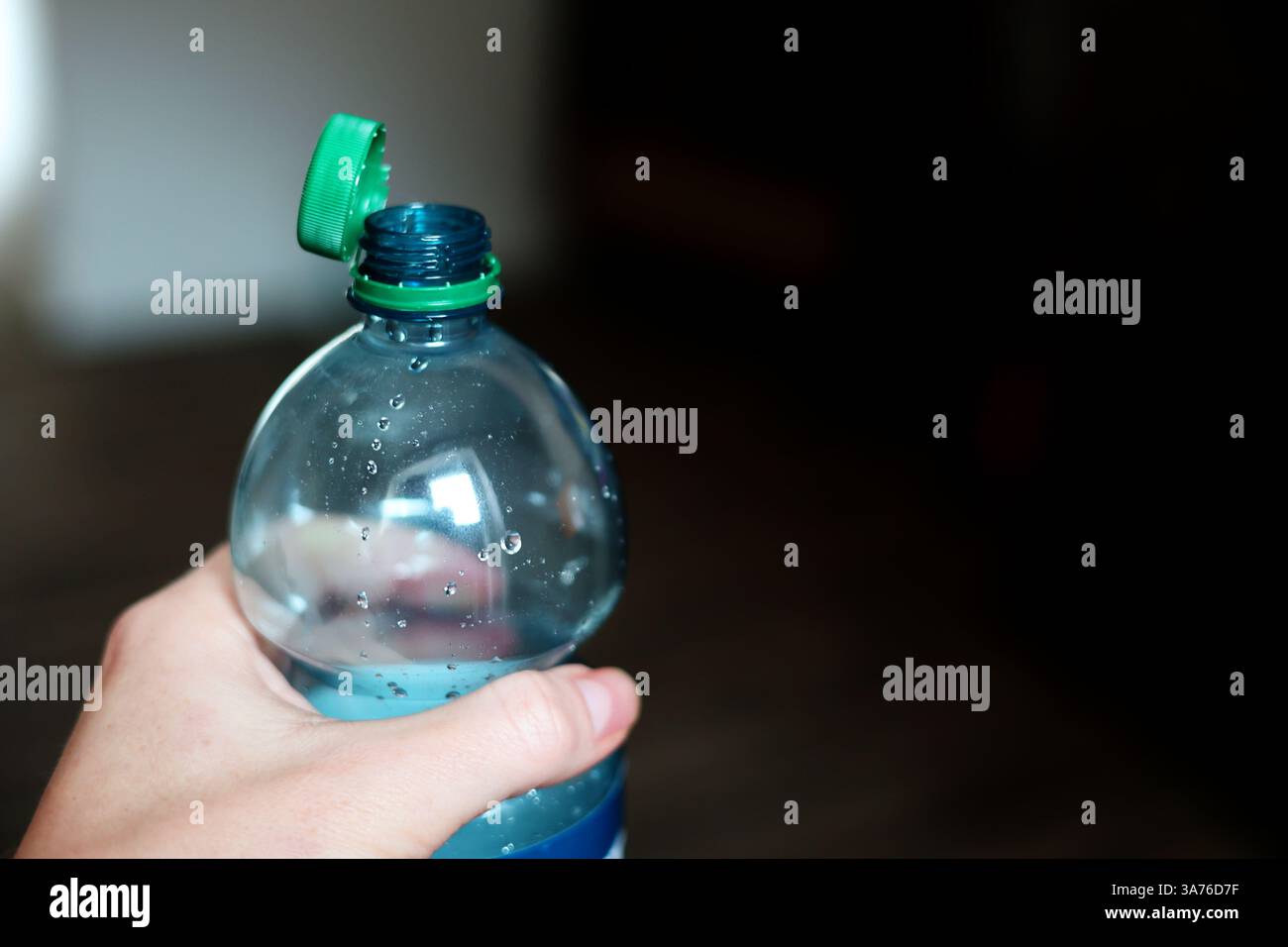 Handflasche mit Mineralwasser aus Kunststoff. Kunststoffkappe. Rettung des Planeten. Recycling. Stockfoto