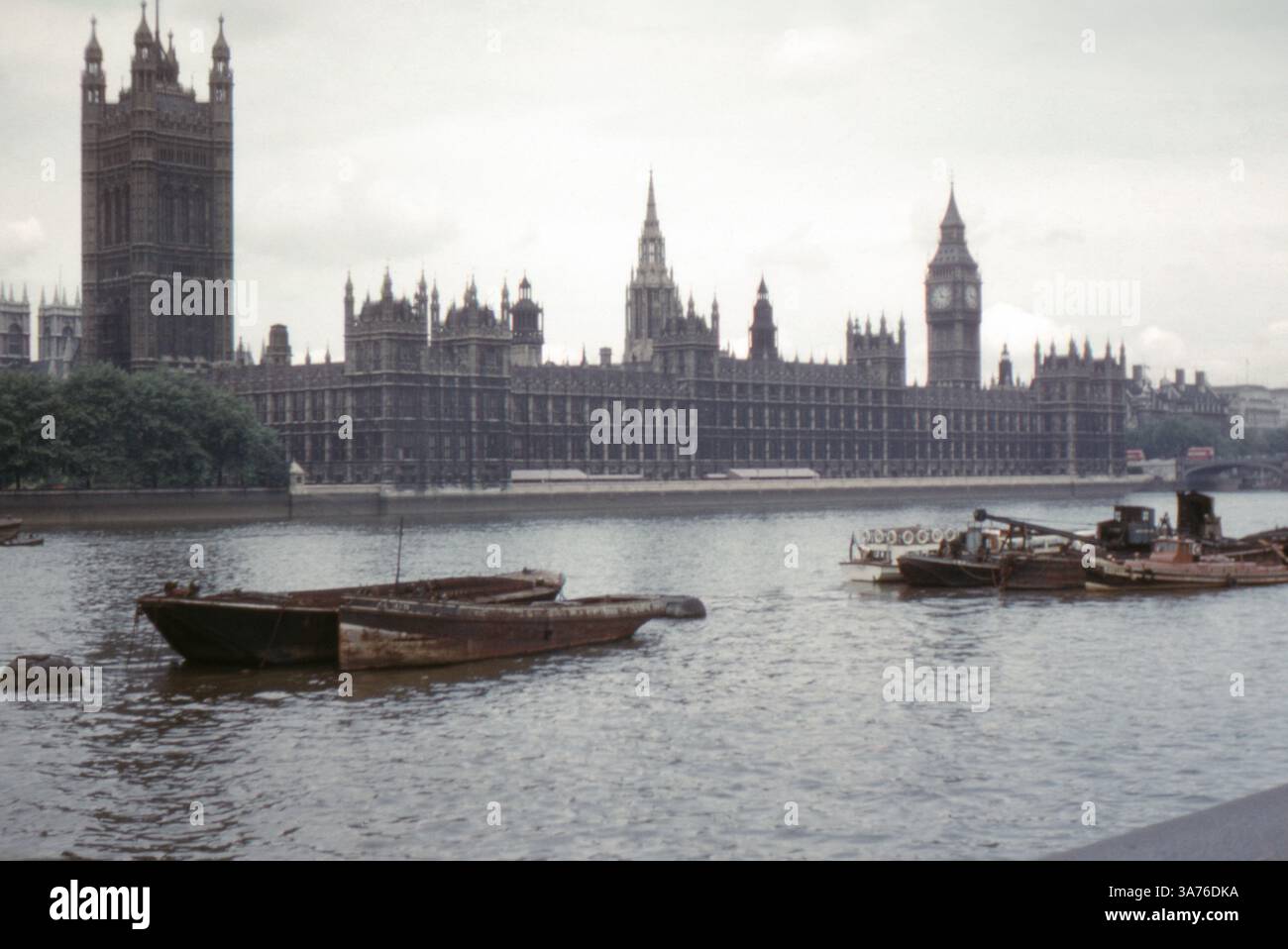 Die Houses of Parliament und Big Ben stehen majestätisch entlang der Themse in diesem Originalfoto aus den 1960er Jahren, das auf einem 35-mm-Diafilm aufgenommen wurde. Stockfoto