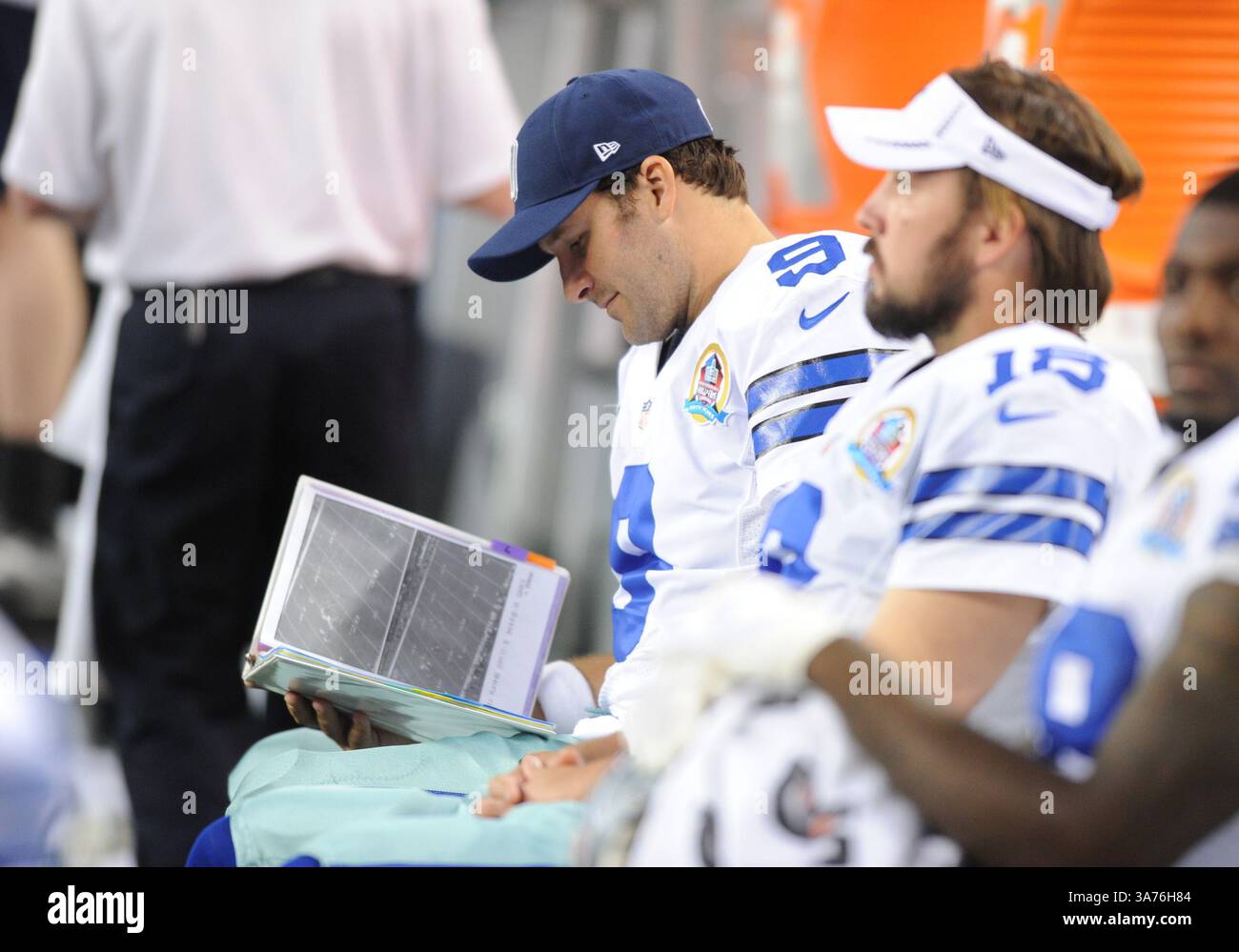 16. Dezember 2012: Dallas Cowboys Quarterback Tony Romo #9 sieht Fotos von Spielen während eines NFL-Fußballspiels zwischen den Pittsburgh Steelers und den Dallas Cowboys im Cowboys Stadium in Arlington, TX Dallas besiegte Pittsburgh in OT 27-24 (Credit Image: © Albert Pena/Cal Sport Media/ZUMAPRESS.com) Stockfoto