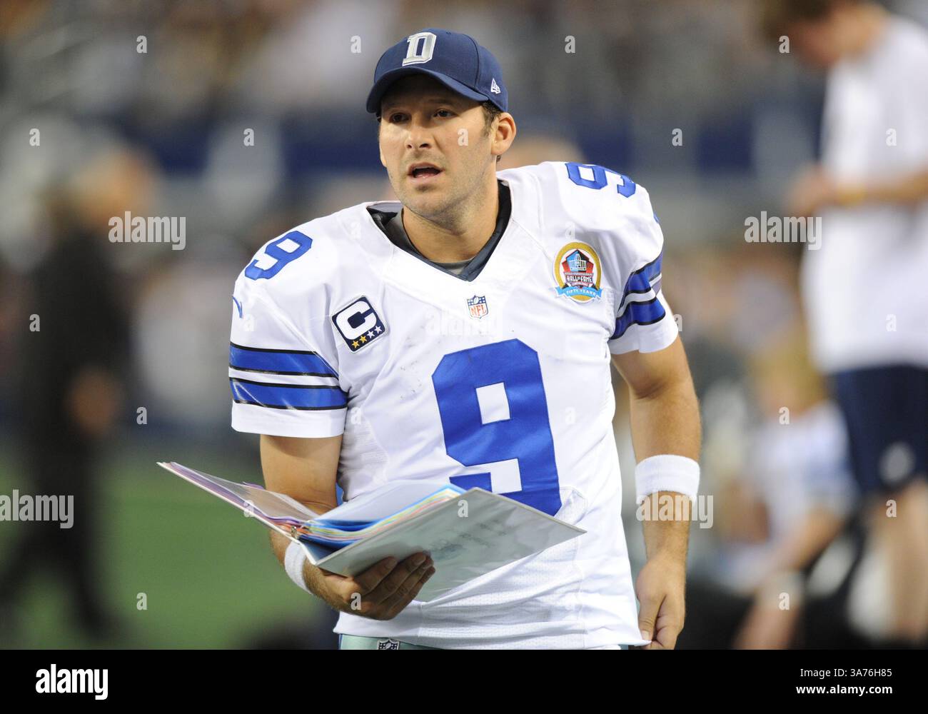 16. Dezember 2012: Dallas Cowboys Quarterback Tony Romo #9 sieht Fotos von Spielen während eines NFL-Fußballspiels zwischen den Pittsburgh Steelers und den Dallas Cowboys im Cowboys Stadium in Arlington, TX Dallas besiegte Pittsburgh in OT 27-24 (Credit Image: © Albert Pena/Cal Sport Media/ZUMAPRESS.com) Stockfoto