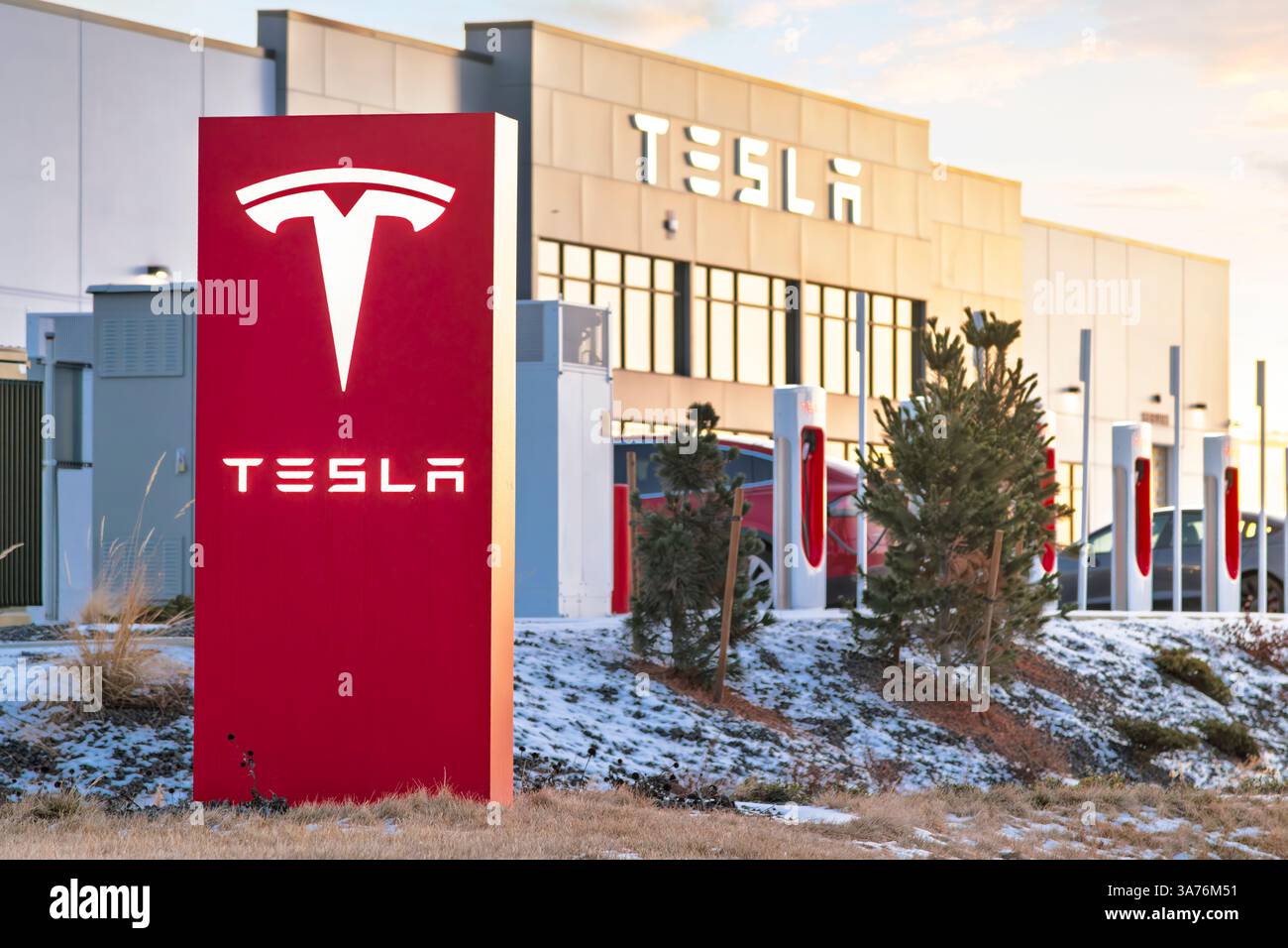 Ein Tesla Automobile Sales and Service Center bei Sonnenuntergang in Spokane, Washington, USA Stockfoto