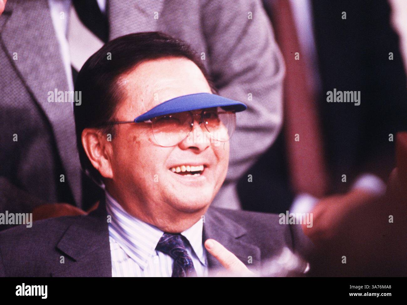 DATEIFOTO - Daniel Inouye, ein dekorierter Kriegsheld, der später der zweitlängste Senator in der Geschichte der USA und der höchste asiatisch-amerikanische Politiker als Senatspräsident Pro Tempore wurde, starb am 17. Dezember 2012 in Washington. Er war 88. BILD: 19. Mai 1987 – Washington, District of Columbia, USA – Senator DANIEL INOUYE, mit Visier über der Brille, diskutiert Iran-Contra am 19. Mai 1987. (Bild: © Bert V. Goulait/The Washington Times/ZUMAPRESS.com) Stockfoto