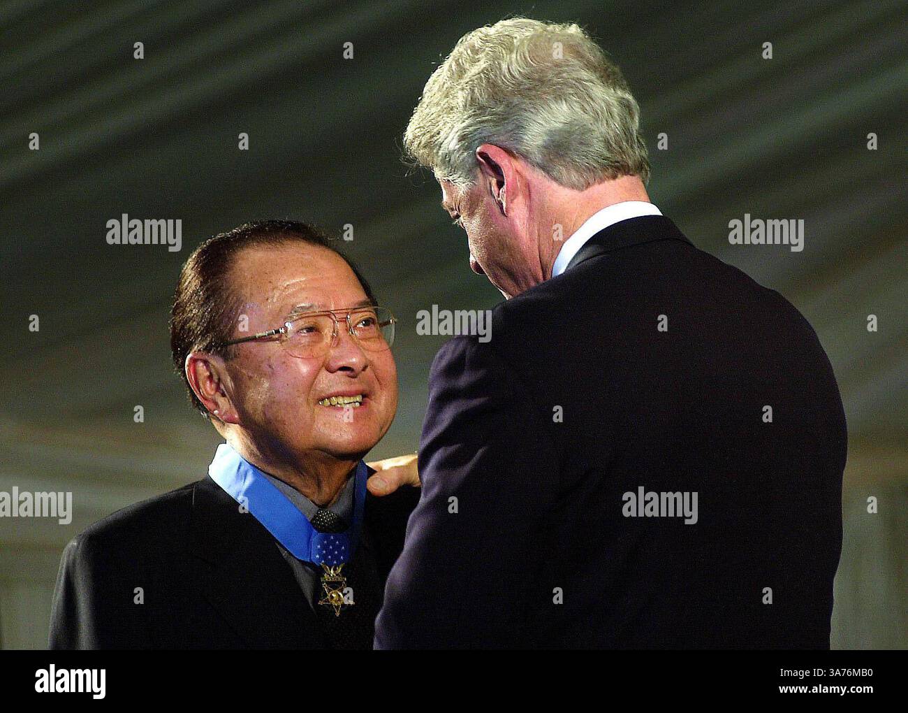 DATEIFOTO - Daniel Inouye, ein dekorierter Kriegsheld, der später der zweitlängste Senator in der Geschichte der USA und der höchste asiatisch-amerikanische Politiker als Senatspräsident Pro Tempore wurde, starb am 17. Dezember 2012 in Washington. Er war 88. IM BILD: 21. Juni 2000 – Washington, District of Columbia, USA – Senator DANIEL INOUYE lächelt, nachdem er die Ehrenmedaille von Präsident BILL CLINTON während einer Zeremonie im Weißen Haus am Mittwoch, 21. Juni 2000 erhalten hat. Inouye erhielt die Ehre für Aktionen während des Zweiten Weltkriegs in Terenzo, Italien. (Bild: © Nancy Pastor/The Washington Times/ZUMAPRESS.com) Stockfoto
