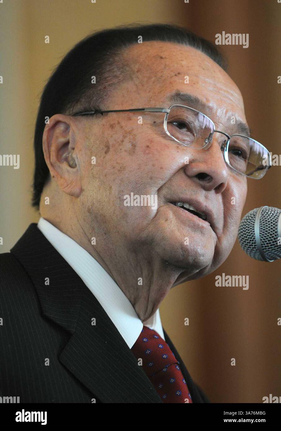 DATEIFOTO - Daniel Inouye, ein dekorierter Kriegsheld, der später der zweitlängste Senator in der Geschichte der USA und der höchste asiatisch-amerikanische Politiker als Senatspräsident Pro Tempore wurde, starb am 17. Dezember 2012 in Washington. Er war 88. ABBILDUNG: 10. Januar 2008 – Washington, District of Columbia, USA – Senator DANIEL INOUYE. (Foto: © The Washington Times/ZUMAPRESS.com) Stockfoto