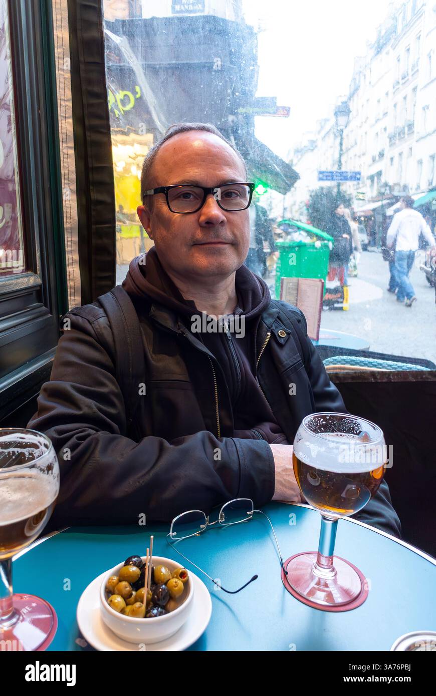 Paris, Frankreich, Nahaufnahme, erwachsener Mann, Porträt, sitzt in einem Pariser Café, trinkt Bier, (Tom Craig) 57 Jahre alt Stockfoto