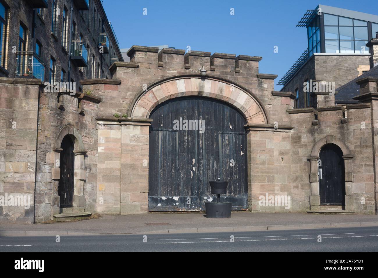 Herrliches Tor am Eingang zur Andrews-Mühle, die heute ein Wohnblock in Comber ist Stockfoto