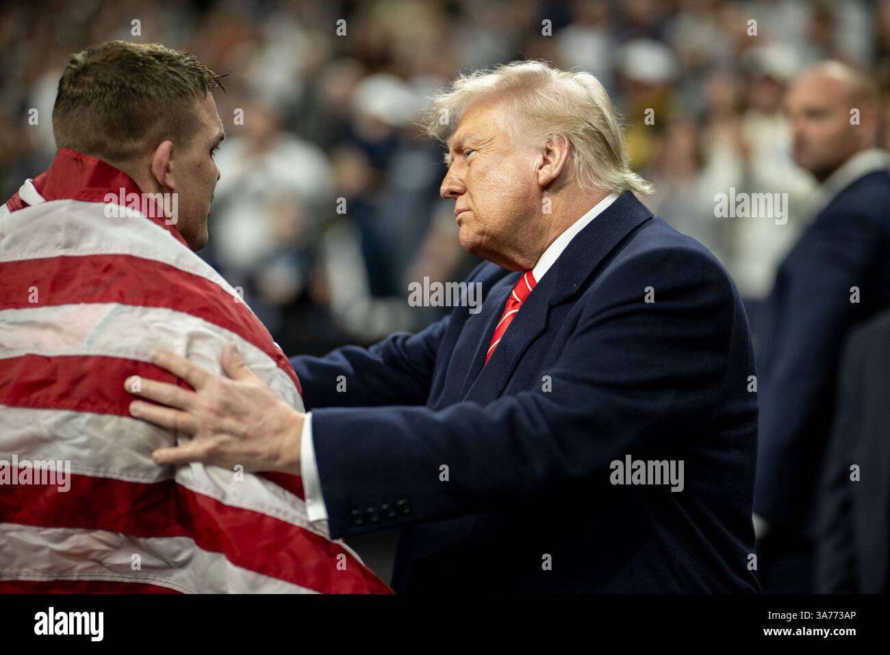 Präsident Donald Trump nimmt an der NCAA Men’s Wrestling Championship 2025 am Samstag, den 22. März 2025, im Wells Fargo Center in Philadelphia, Pennsylvania, Teil. (Offizielles Foto des Weißen Hauses von Daniel Torok) Stockfoto