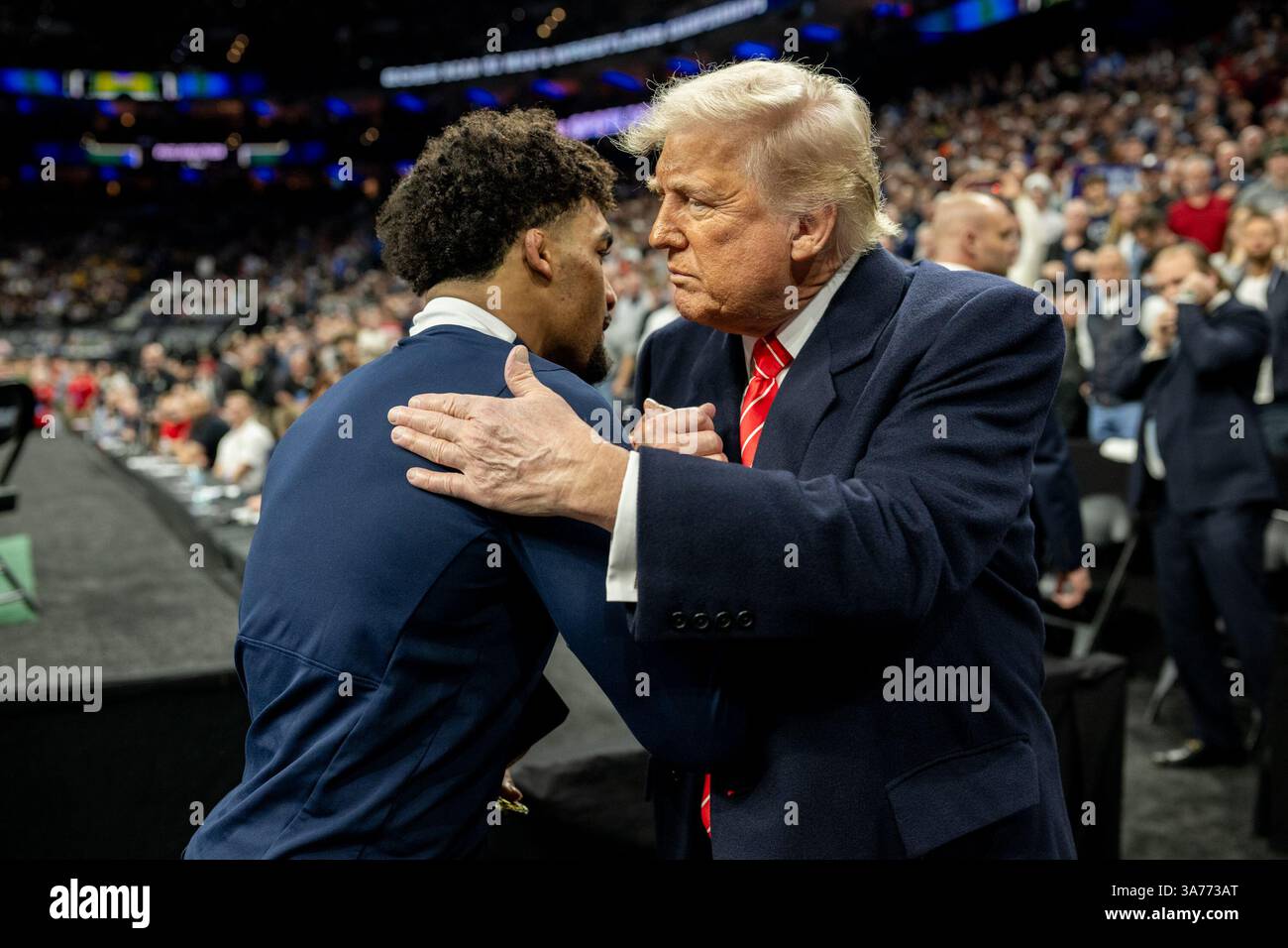 Präsident Donald Trump nimmt an der NCAA Men’s Wrestling Championship 2025 am Samstag, den 22. März 2025, im Wells Fargo Center in Philadelphia, Pennsylvania, Teil. (Offizielles Foto des Weißen Hauses von Daniel Torok) Stockfoto