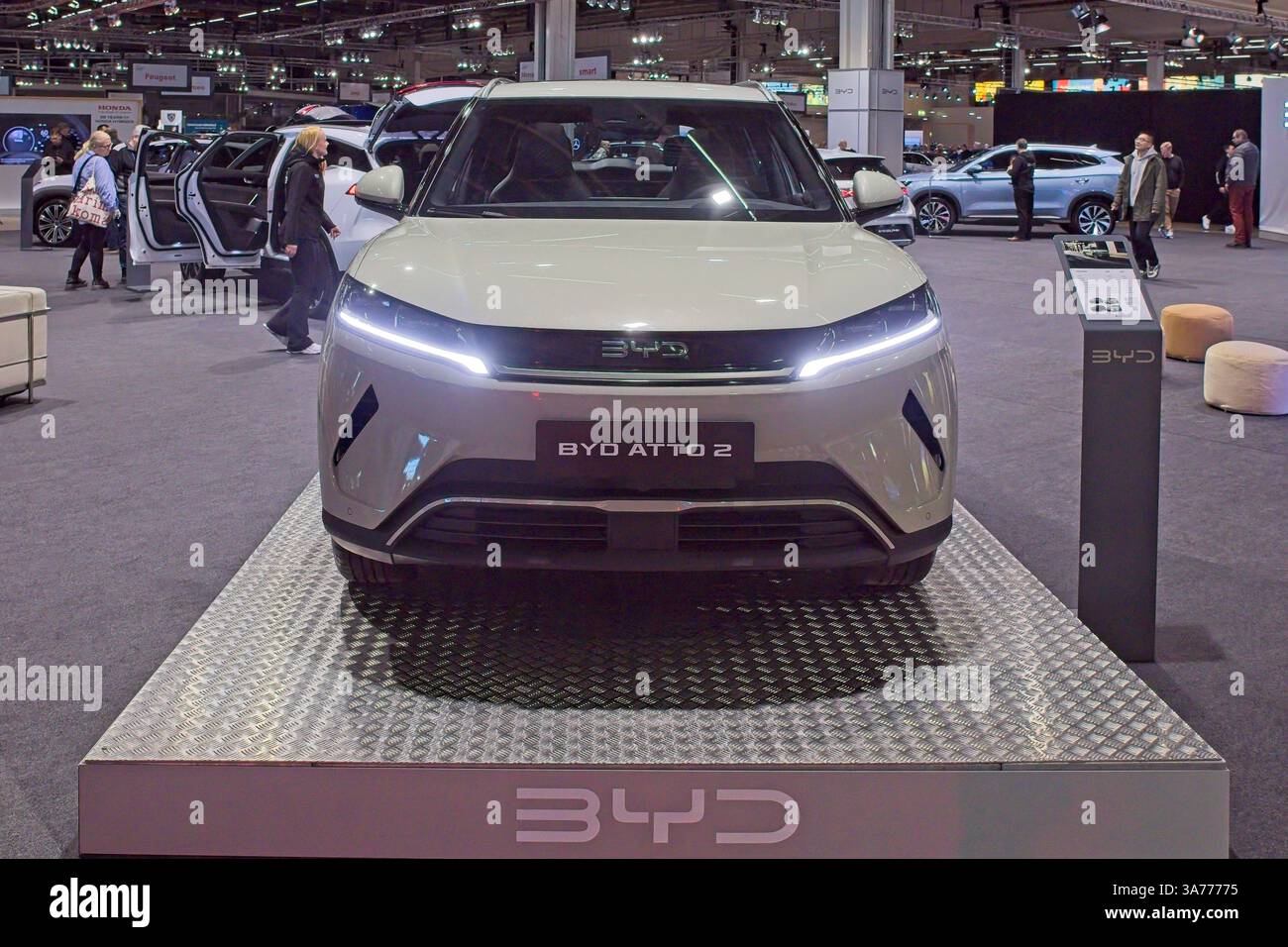 Pasila, Helsinki, Finnland – 14. März. 2025: BYD Atto 2 Elektroauto bei AUTO 25 und Mobility Show im Messukeskus Helsinki. Stockfoto