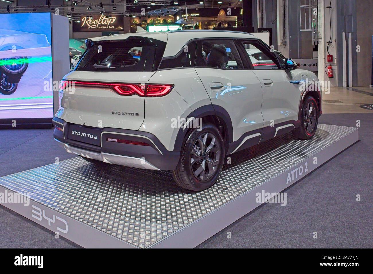 Pasila, Helsinki, Finnland – 14. März. 2025: BYD Atto 2 Elektroauto bei AUTO 25 und Mobility Show im Messukeskus Helsinki. Stockfoto