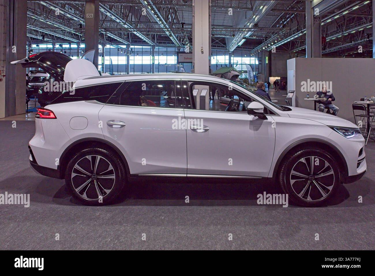 Pasila, Helsinki, Finnland – 14. März. 2025: BYD Tang Elektroauto bei AUTO 25 und Mobility Show im Messukeskus Helsinki. Stockfoto
