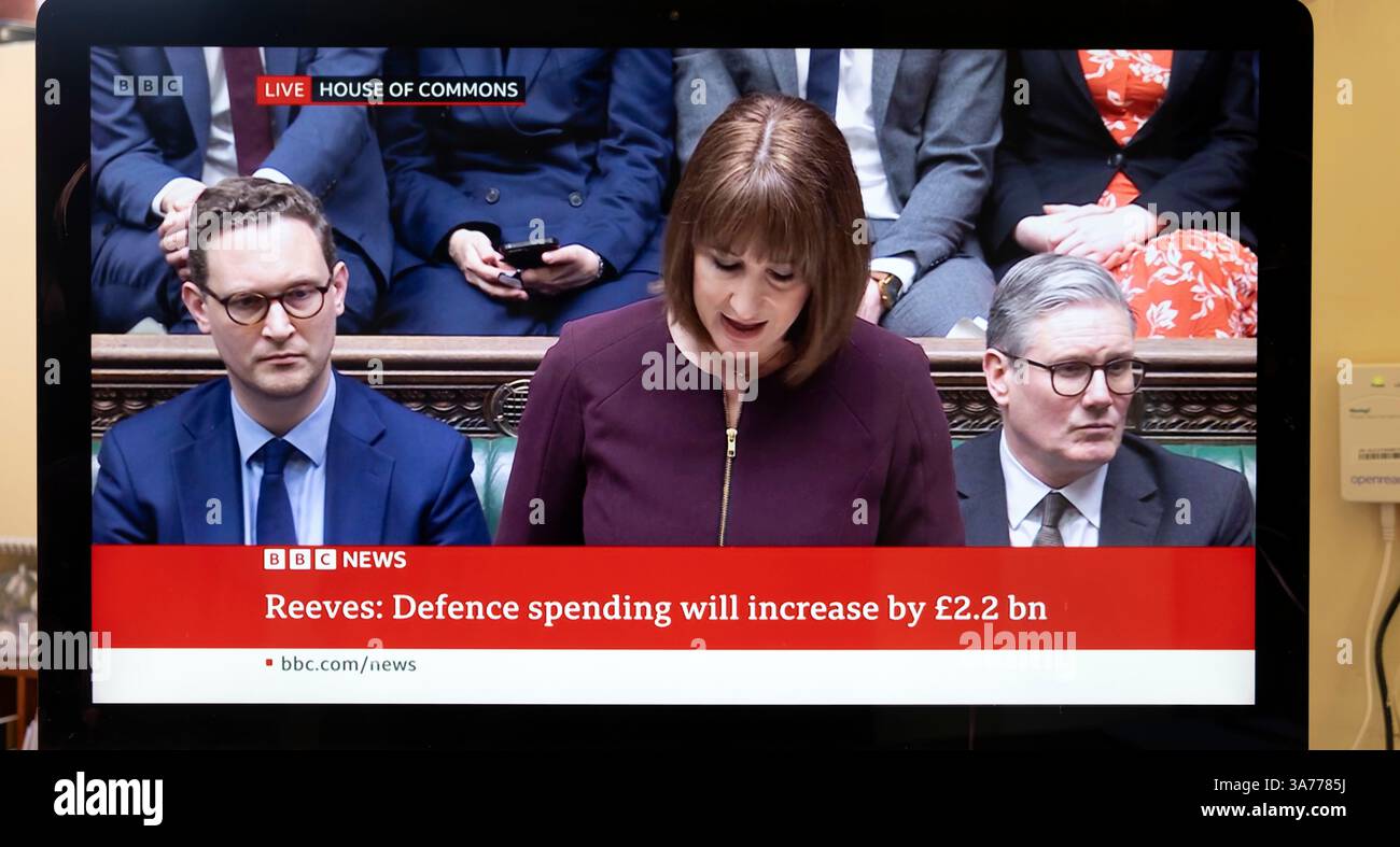 "Reeves: Die Verteidigungsausgaben werden um 2,2 Mrd. GBP steigen." Rachel Reeves Kanzlerin der Exchequer Labour-Regierung präsentiert Frühjahrserklärung im Unterhaus 26. März 2025 London England Großbritannien Stockfoto