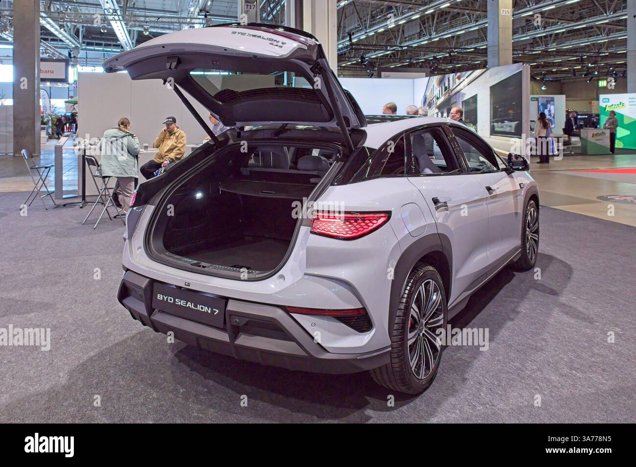 Pasila, Helsinki, Finnland – 14. März. 2025: BYD Sealion 7 Elektroauto auf AUTO 25 und Mobility Show im Messukeskus Helsinki. Stockfoto