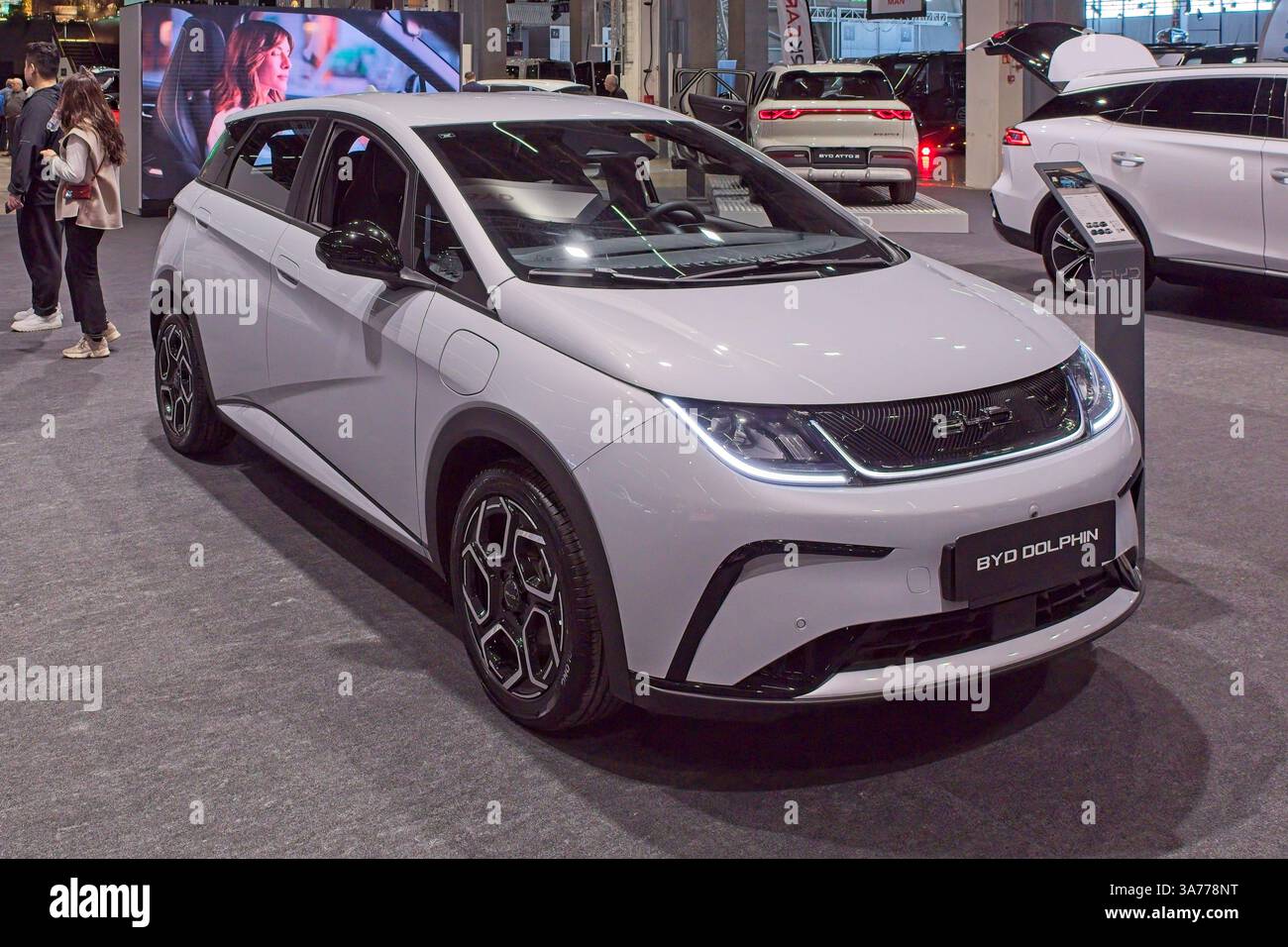 Pasila, Helsinki, Finnland – 14. März. 2025: BYD Dolphin Elektroauto bei AUTO 25 und Mobility Show im Messukeskus Helsinki. Stockfoto