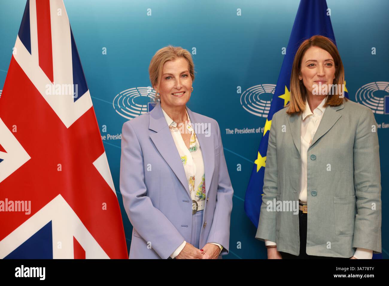 Die Herzogin von Edinburgh trifft die Präsidentin des Europäischen Parlaments, Roberta Metsola, im Europäischen Parlament in Brüssel, bevor sie auf einer Veranstaltung, die von der interfraktionellen Arbeitsgruppe für Kinderrechte des Europäischen Parlaments in ihrer Rolle als Schirmherrin des NSPCC und des Plan International UK veranstaltet wird, hochrangige europäische und internationale Entscheidungsträger und Vertreter des Technologiesektors sprach. Bilddatum: Mittwoch, 26. März 2025. Stockfoto