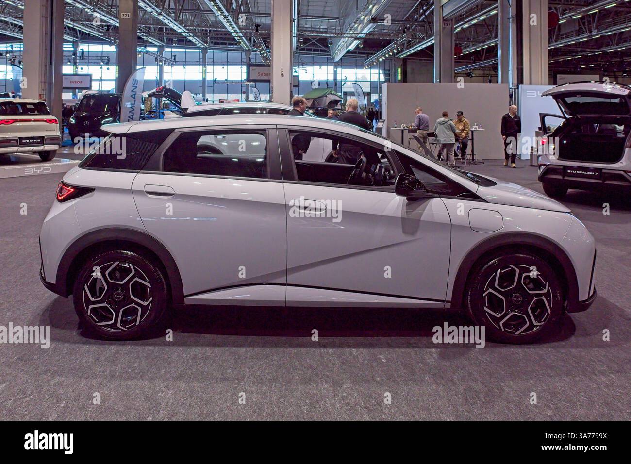 Pasila, Helsinki, Finnland – 14. März. 2025: BYD Dolphin Elektroauto bei AUTO 25 und Mobility Show im Messukeskus Helsinki. Stockfoto