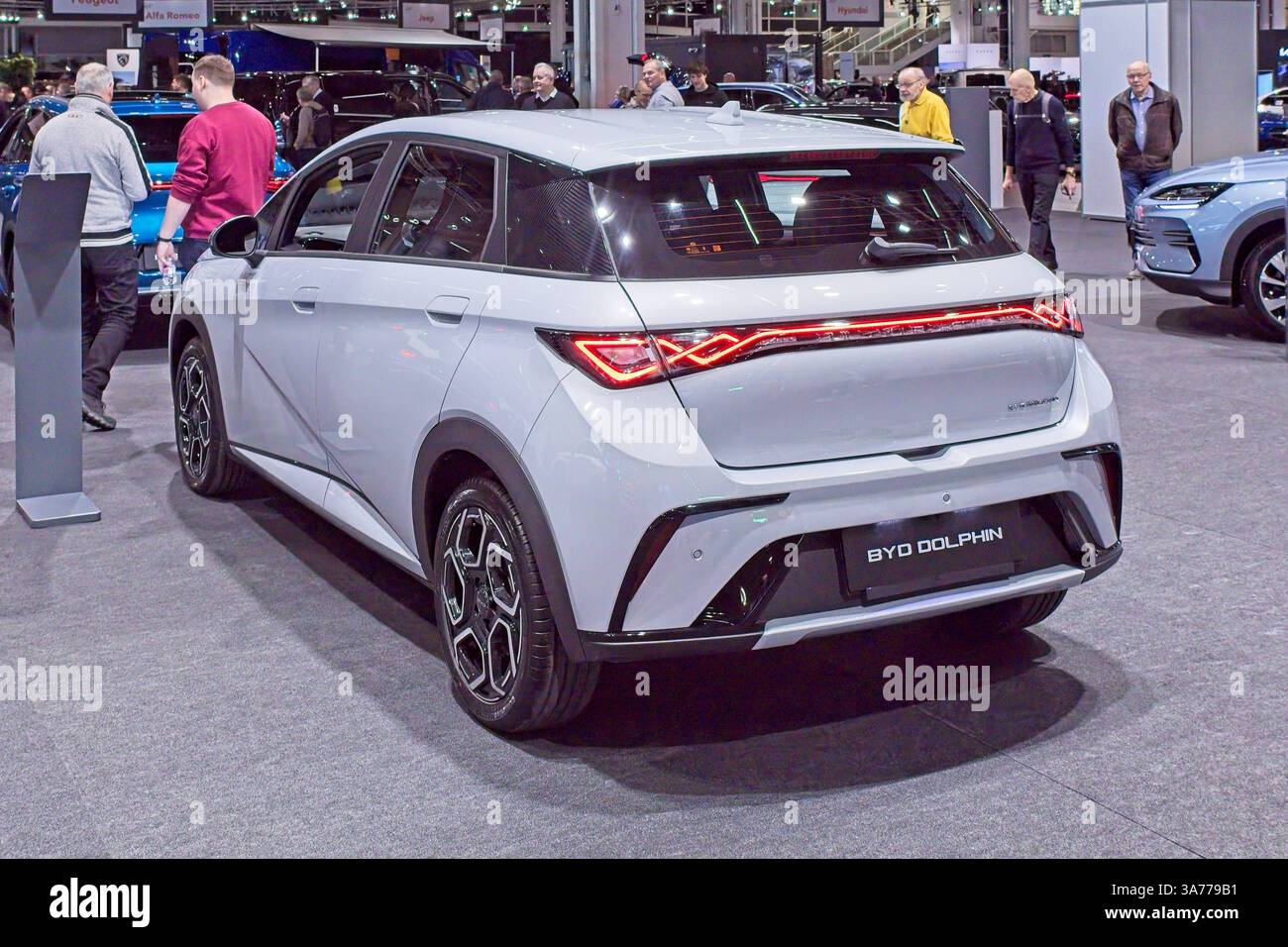 Pasila, Helsinki, Finnland – 14. März. 2025: BYD Dolphin Elektroauto bei AUTO 25 und Mobility Show im Messukeskus Helsinki. Stockfoto