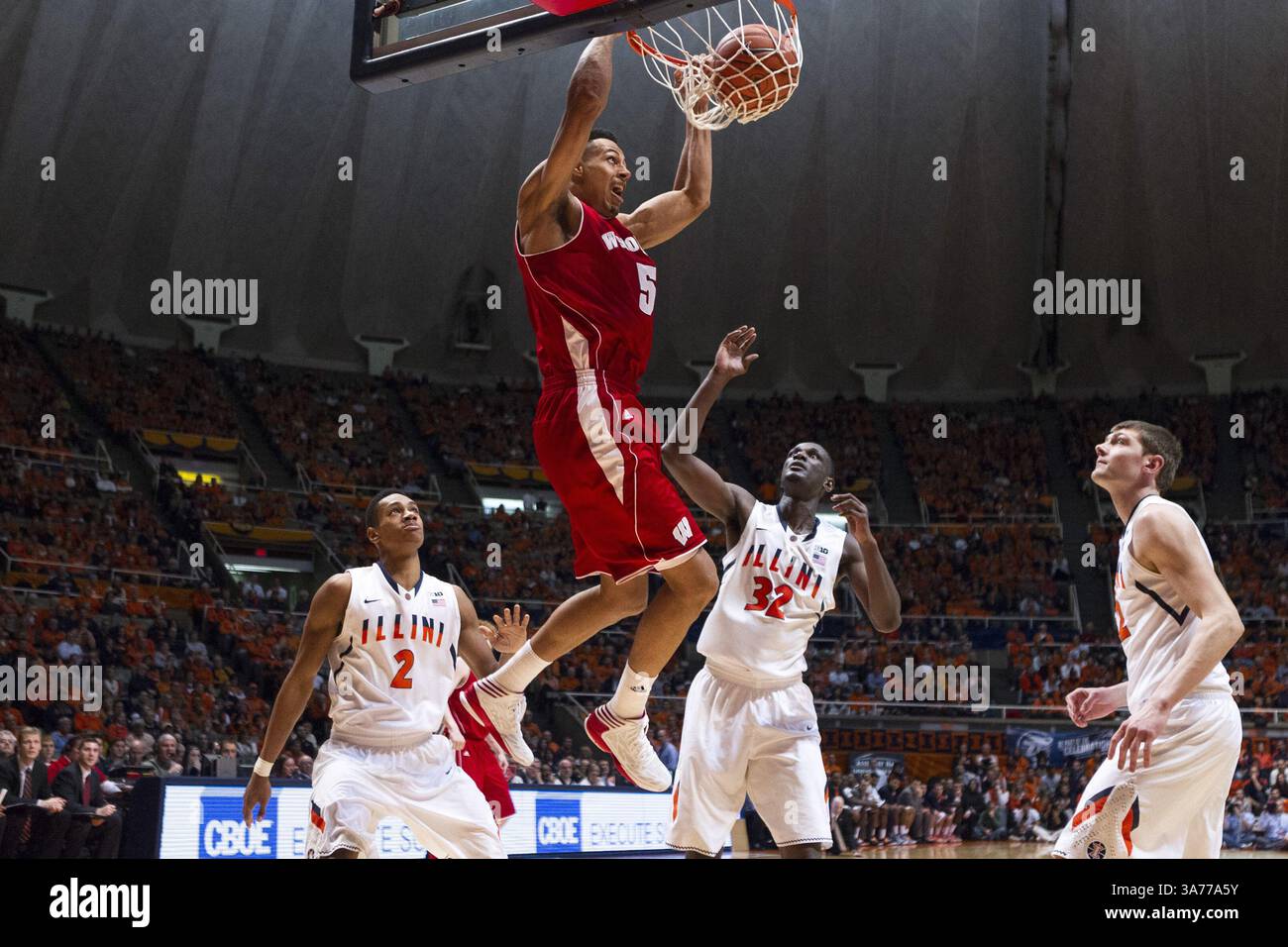 Februar 2013 - Champaign, Illinois, USA S - Wisconsin Badgers Stürmer RYAN EVANS stürmt sich als Korb gegen die Illinois Fighting Illini während des Spiels in der Assembly Hall nach Hause. (Kreditbild: © TriplePlayNewMedia/ZUMAPRESS.com) Stockfoto