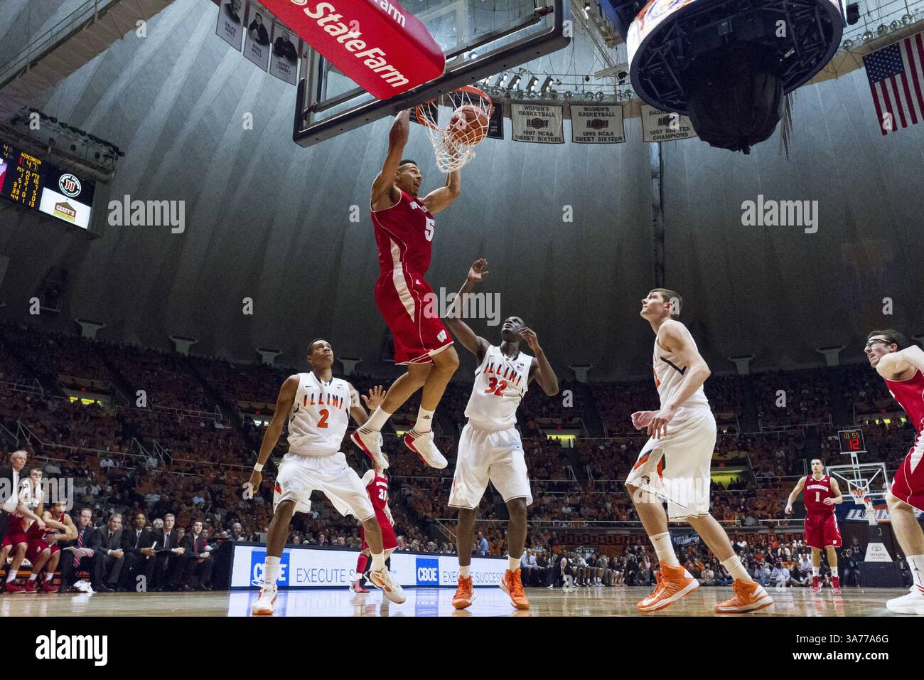 Februar 2013 - Champaign, Illinois, USA S - Wisconsin Badgers Stürmer RYAN EVANS stürmt sich als Korb gegen die Illinois Fighting Illini während des Spiels in der Assembly Hall nach Hause. (Kreditbild: © TriplePlayNewMedia/ZUMAPRESS.com) Stockfoto