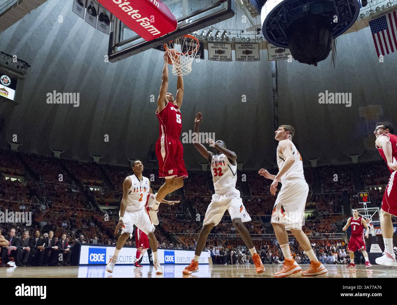 Februar 2013 - Champaign, Illinois, USA S - Wisconsin Badgers Stürmer RYAN EVANS stürmt sich als Korb gegen die Illinois Fighting Illini während des Spiels in der Assembly Hall nach Hause. (Kreditbild: © TriplePlayNewMedia/ZUMAPRESS.com) Stockfoto