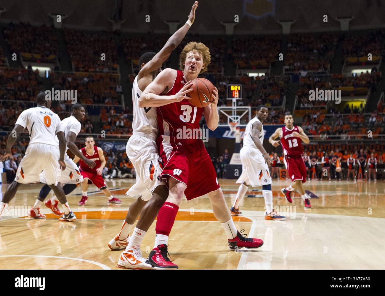 Februar 2013 - Champaign, Illinois, USA S - Wisconsin Badgers Stürmer Mike BRUESEWITZ verdrängt einen Illini-Verteidiger in Illinois im unteren Posten während des Spiels in der Assembly Hall. (Kreditbild: © TriplePlayNewMedia/ZUMAPRESS.com) Stockfoto