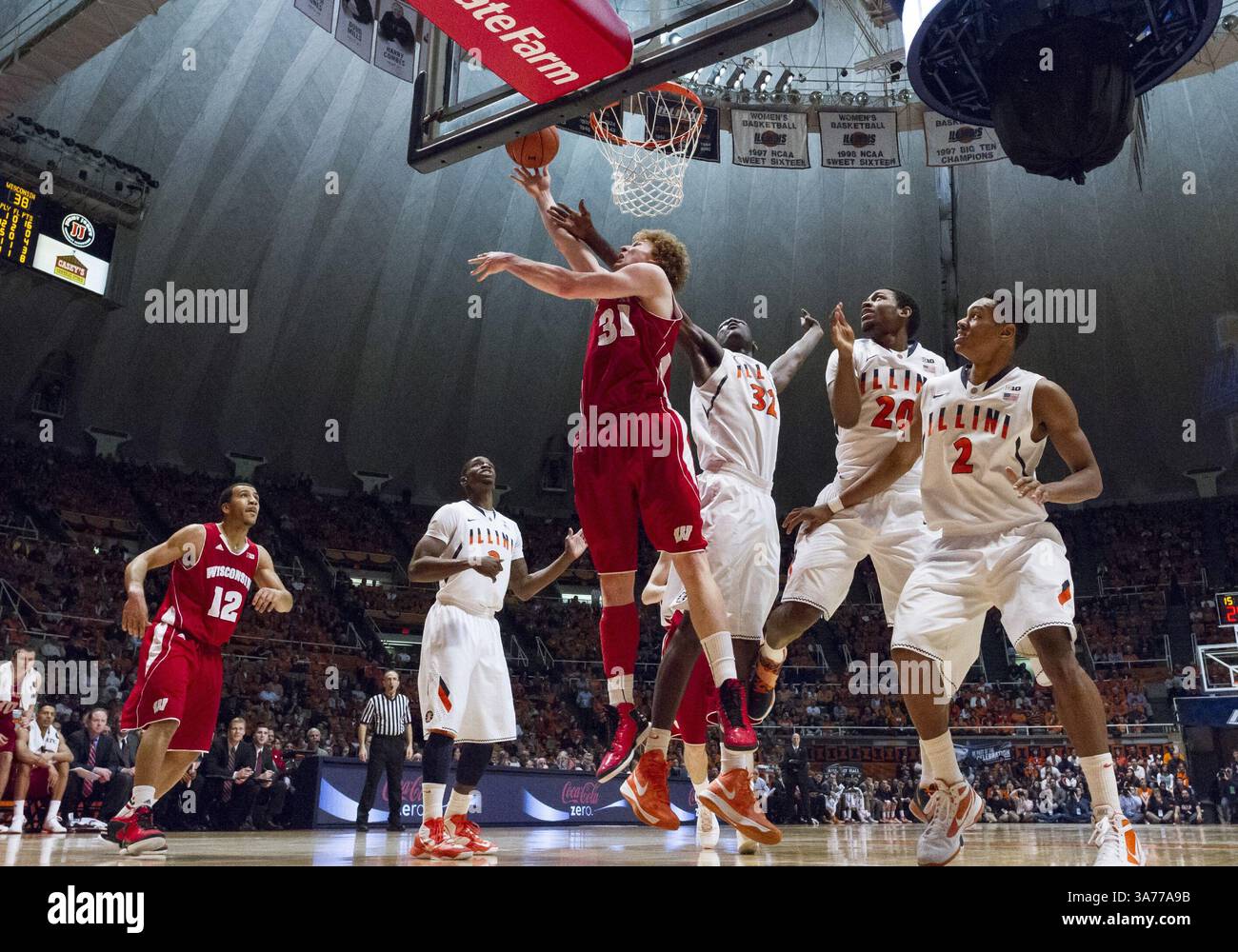 Februar 2013 - Champaign, Illinois, USA S - Wisconsin Badgers Forward Mike BRUESEWITZ fährt in der Assembly Hall an zwei kämpfenden Illini-Verteidigern vorbei. (Kreditbild: © TriplePlayNewMedia/ZUMAPRESS.com) Stockfoto