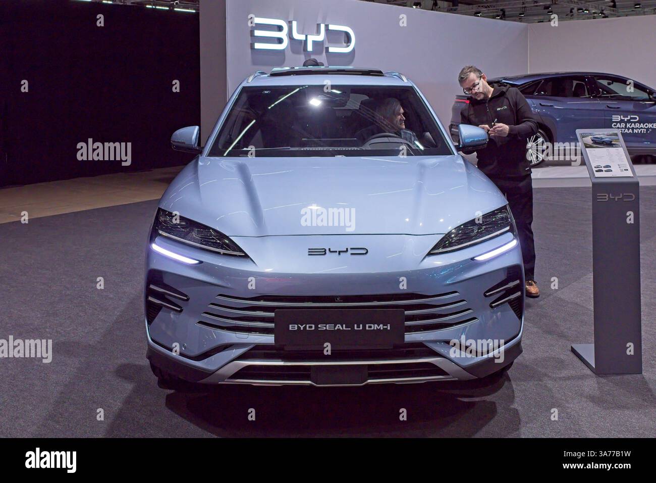 Pasila, Helsinki, Finnland – 14. März. 2025: BYD Seal U DM-i Elektroauto bei AUTO 25 und Mobility Show im Messukeskus Helsinki. Stockfoto