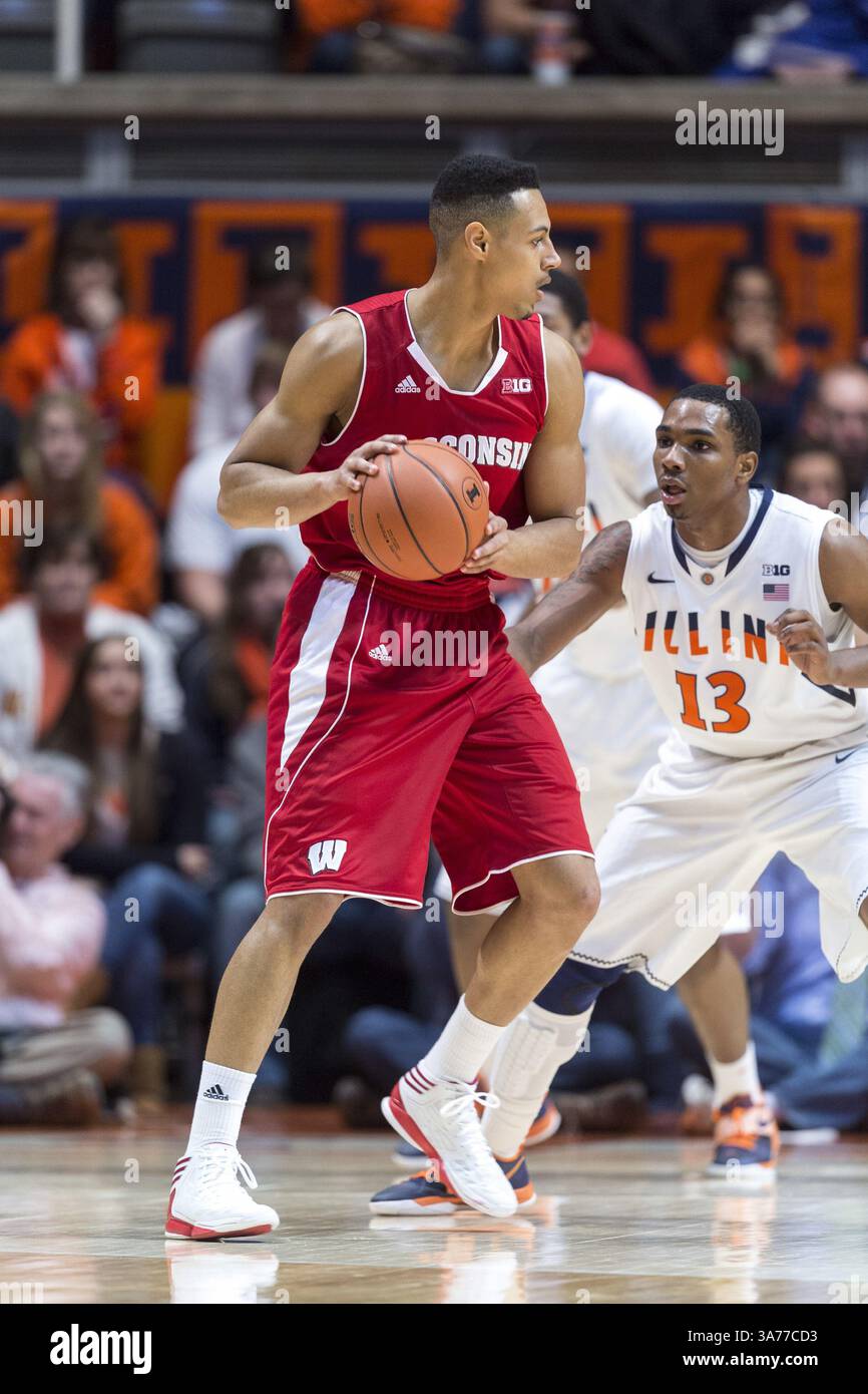 Februar 2013 - Champaign, Illinois, USA S - Wisconsin Badgers Stürmer RYAN EVANS, der hier während eines NCAA-Basketballspiels gegen die Illinois Fighting Illini in Assembly Hall zu sehen ist. (Kreditbild: © TriplePlayNewMedia/ZUMAPRESS.com) Stockfoto